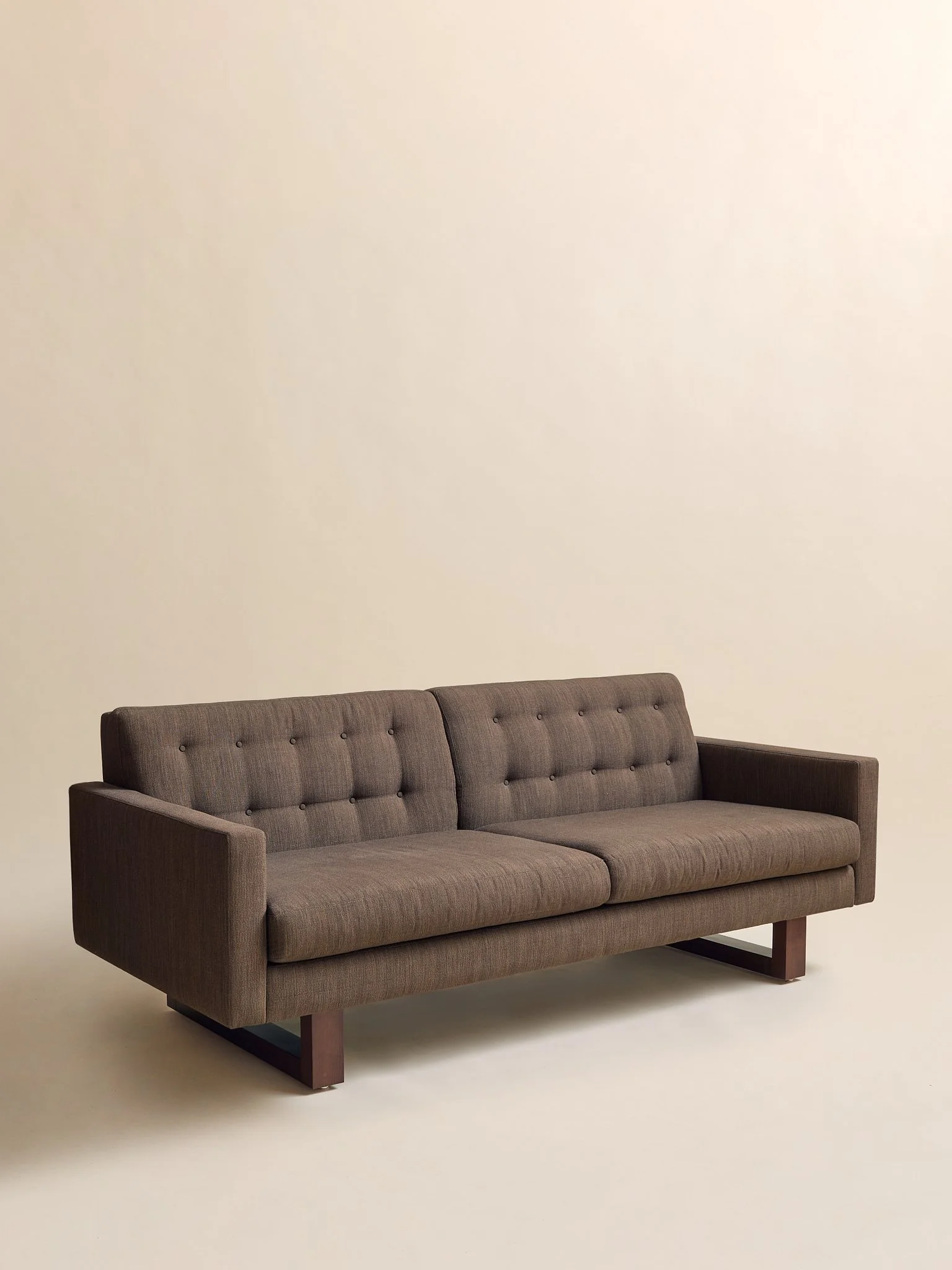 142_TheSecondhandBrownMid-CenturyStyleSofa_002.jpg