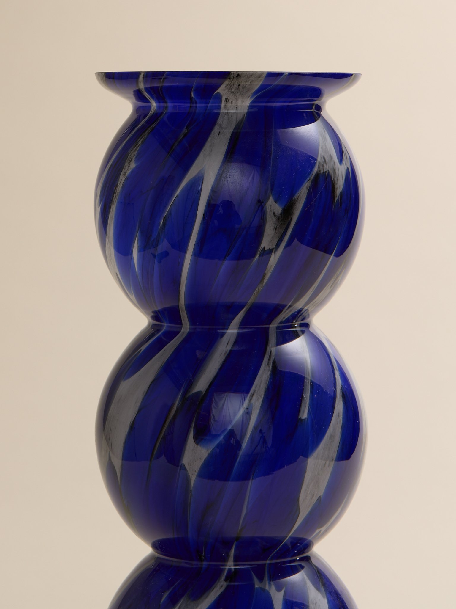 Shot_77_TheArtDecoBlueGlassBubbleVase_017.jpg
