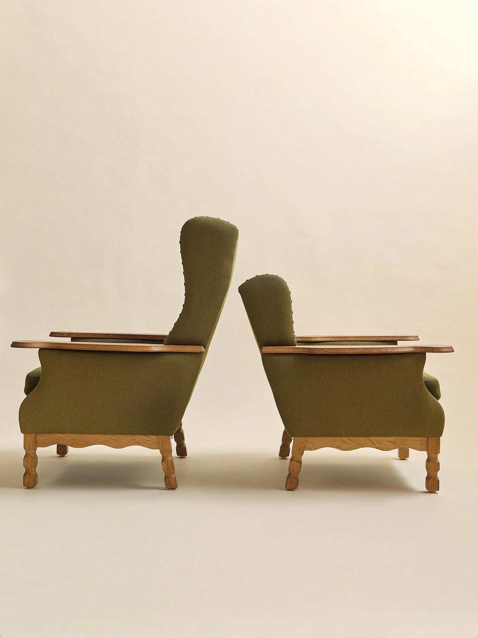 372_TheVintageDanishOakLoungeChairsAttrHenningKjaernulf1960s_05.jpg