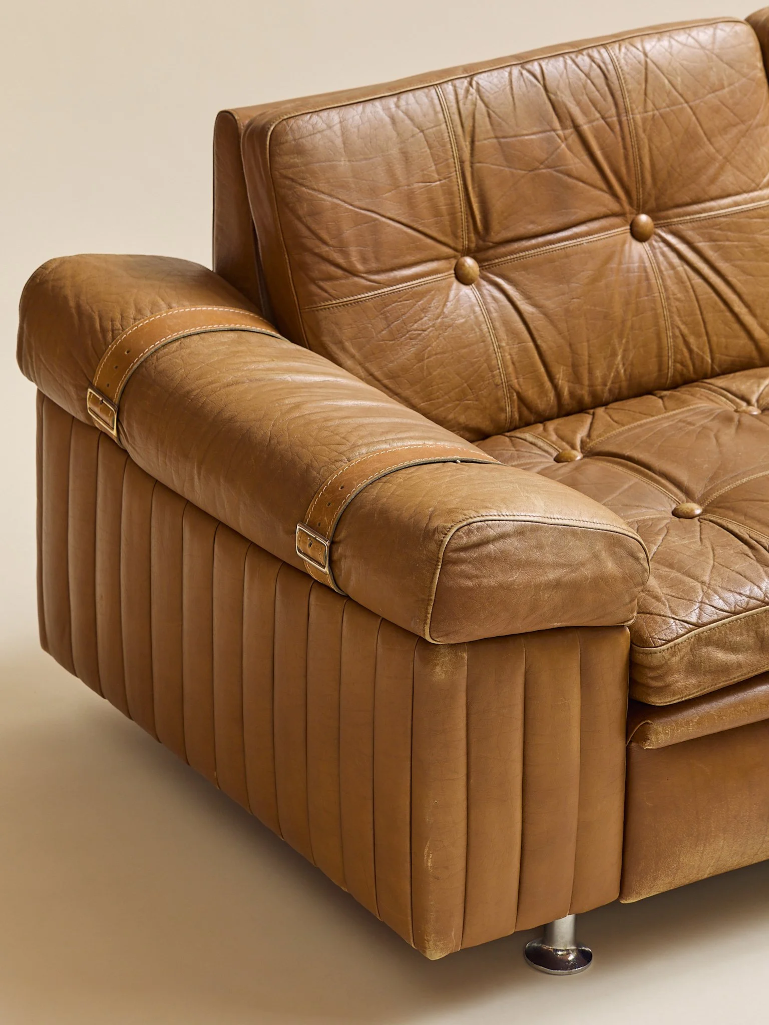 299_TheVintageSvendSkipperDanishLeatherLoveseat1970s_06.jpg