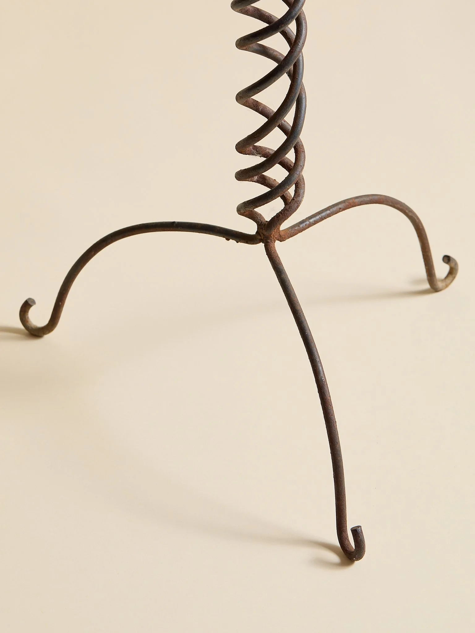 404_WroughtIronSpiralPlantStand_03.jpg