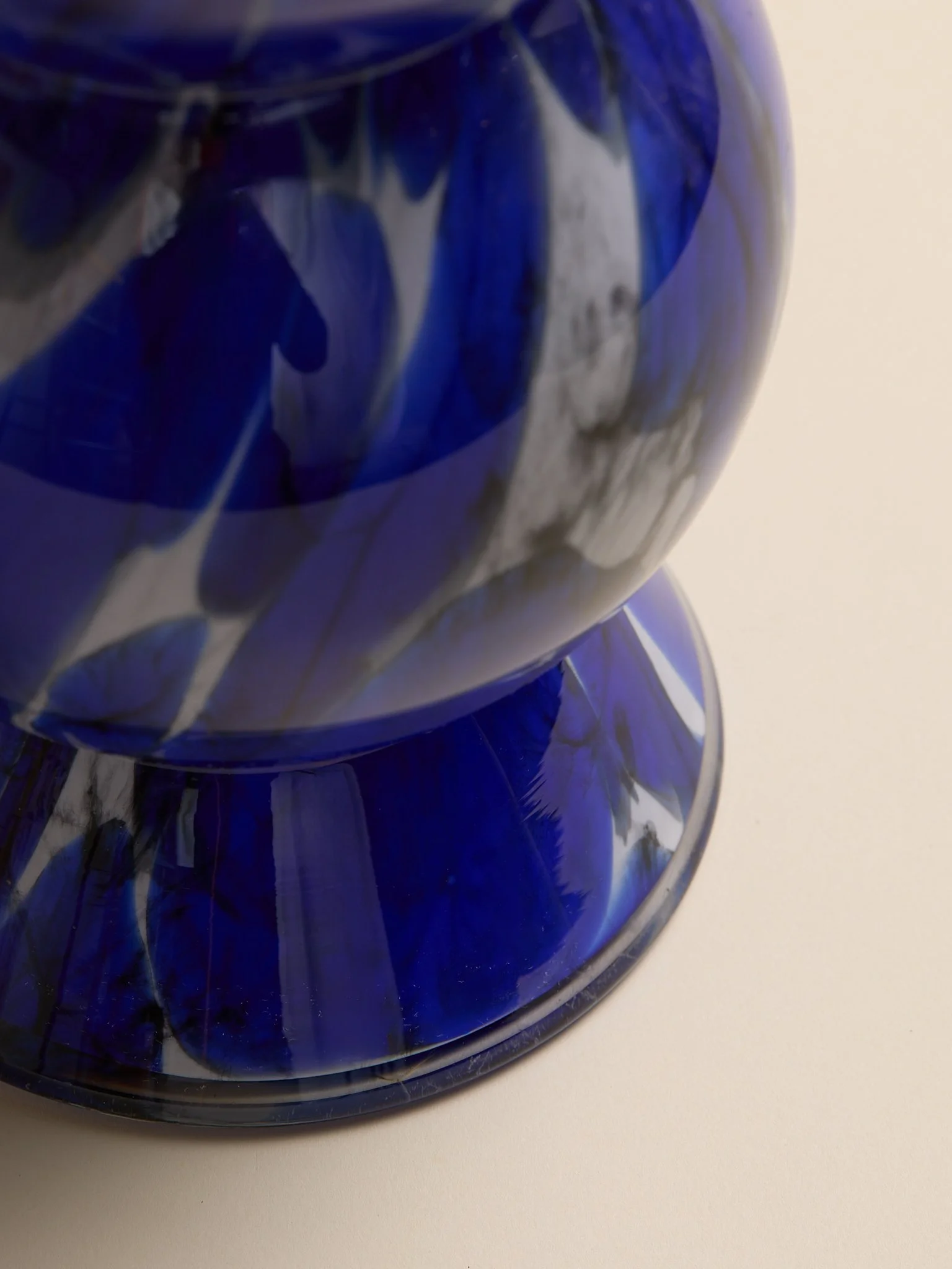 Shot_77_TheArtDecoBlueGlassBubbleVase_018.jpg