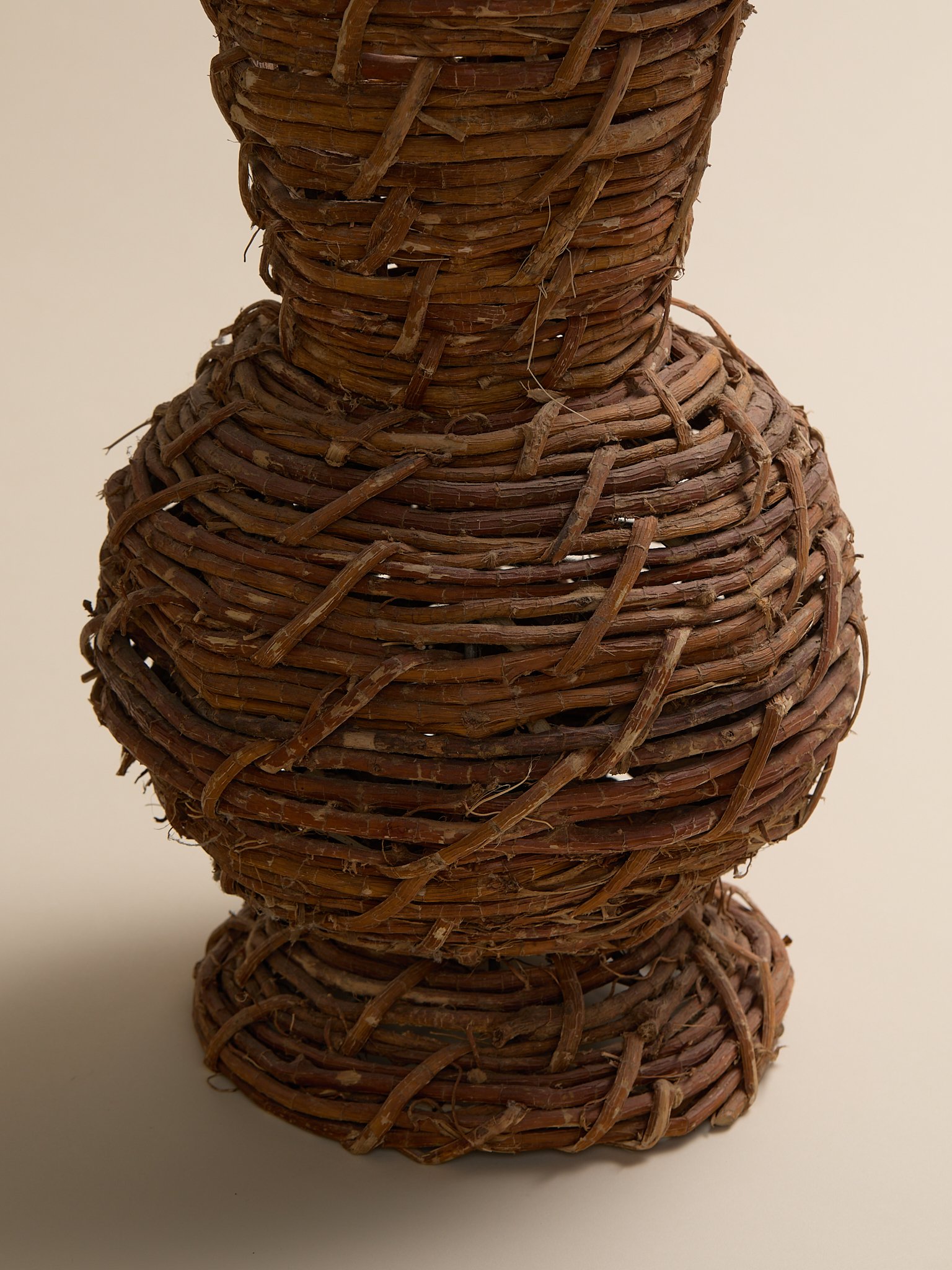 Shot_78_TheVintageWavyWovenRattanVase_005.jpg