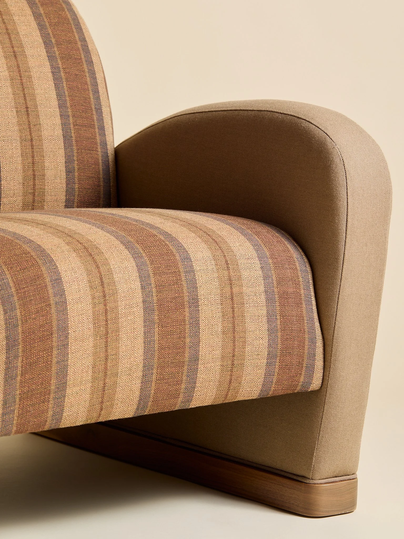 395_TheVintagePostModernCurvedChair_08.jpg