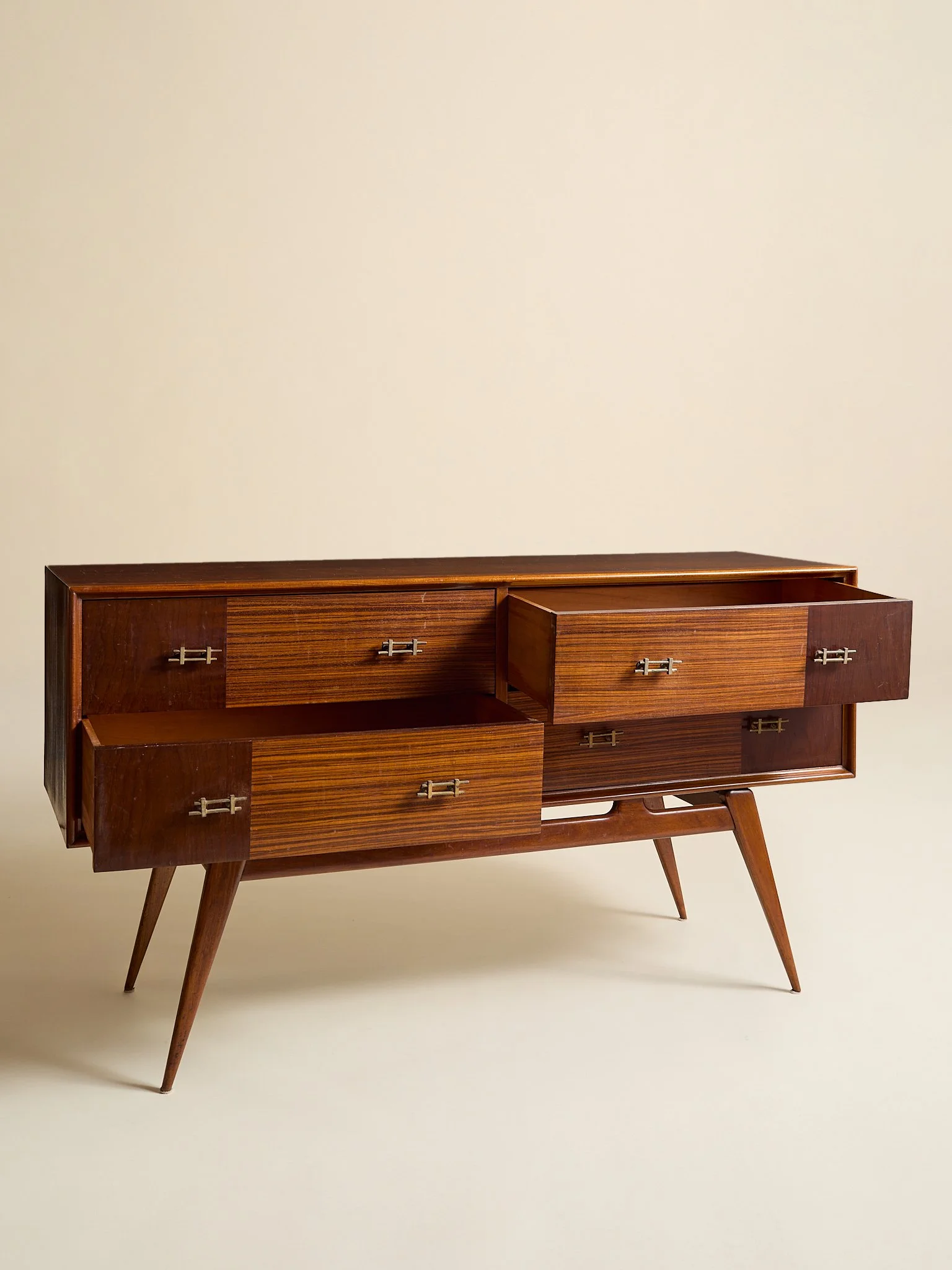 400_TheVintageMahoganyAndRosewoodFourDrawerDresserHavingBrassHardwareC1955_04.jpg