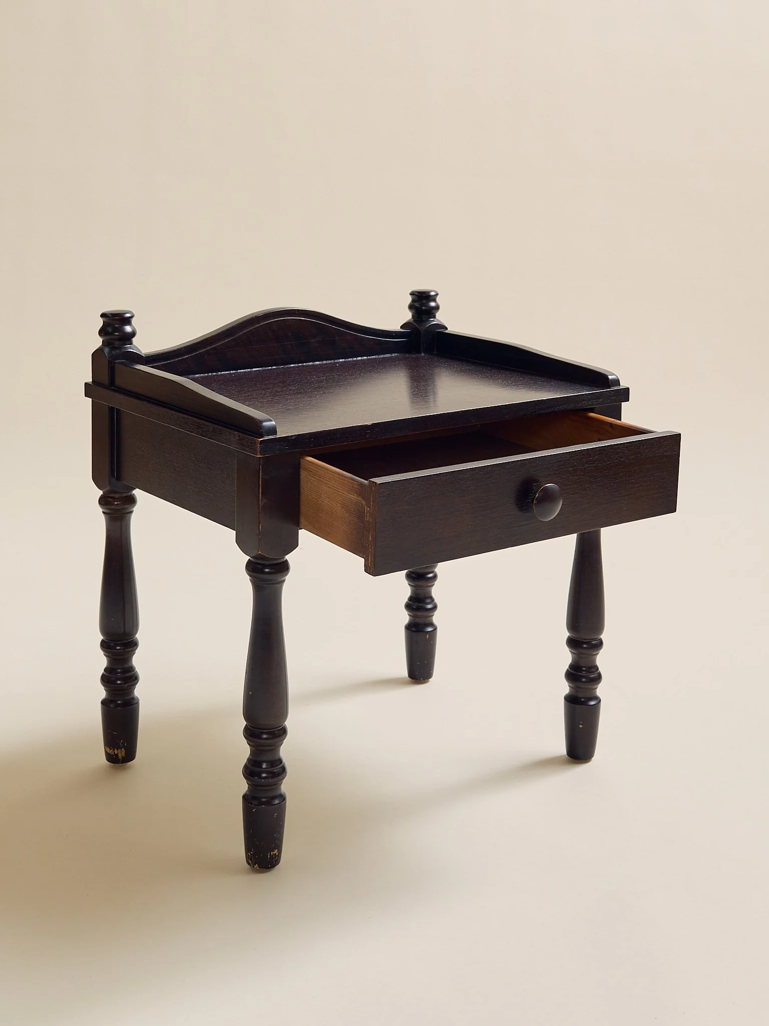 291_TheVintagePairofSwedishPaintedPineNighstands1950s_05.jpg