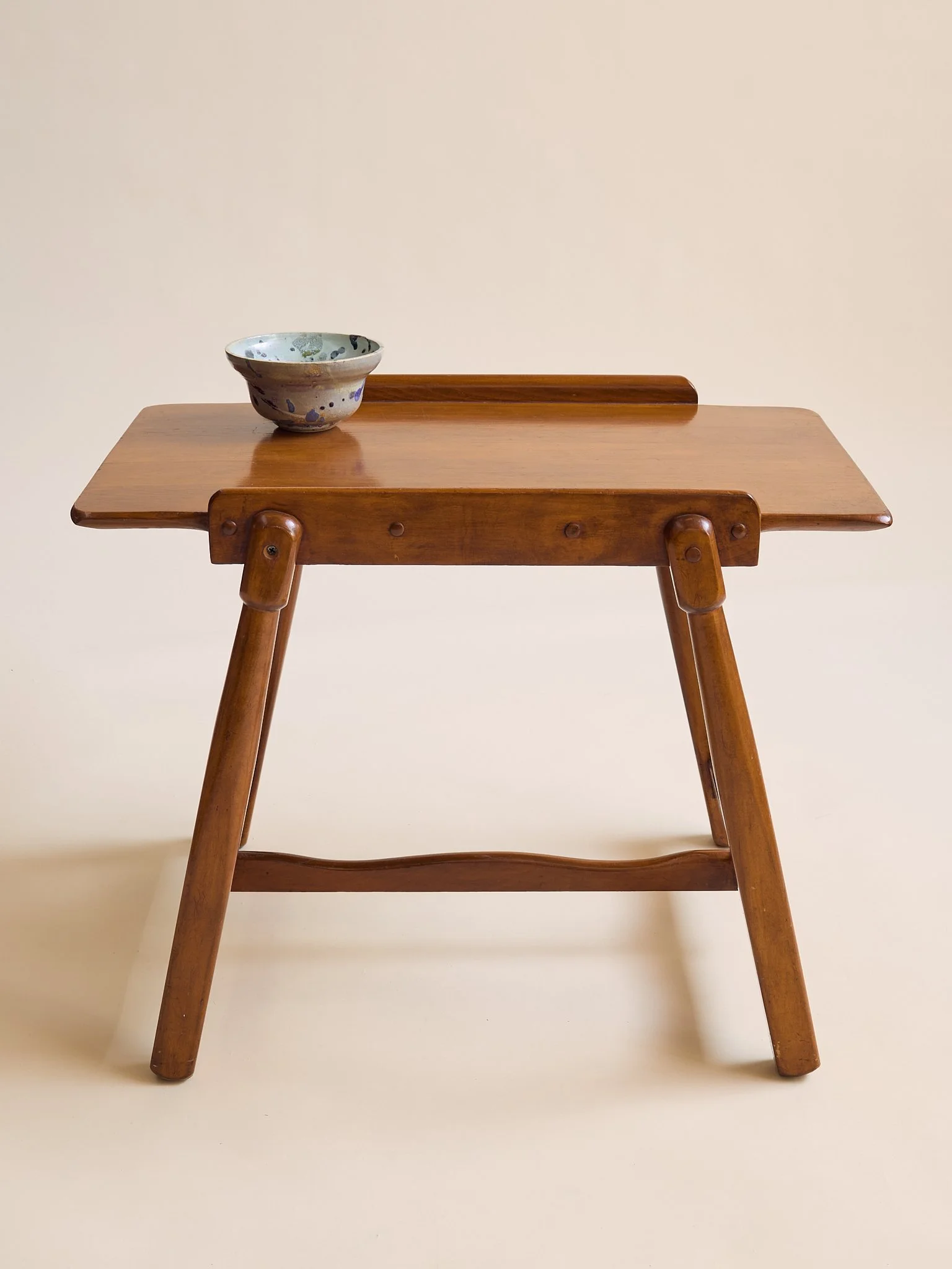 09_TheVintageRusticWoodSideTable_002.jpg