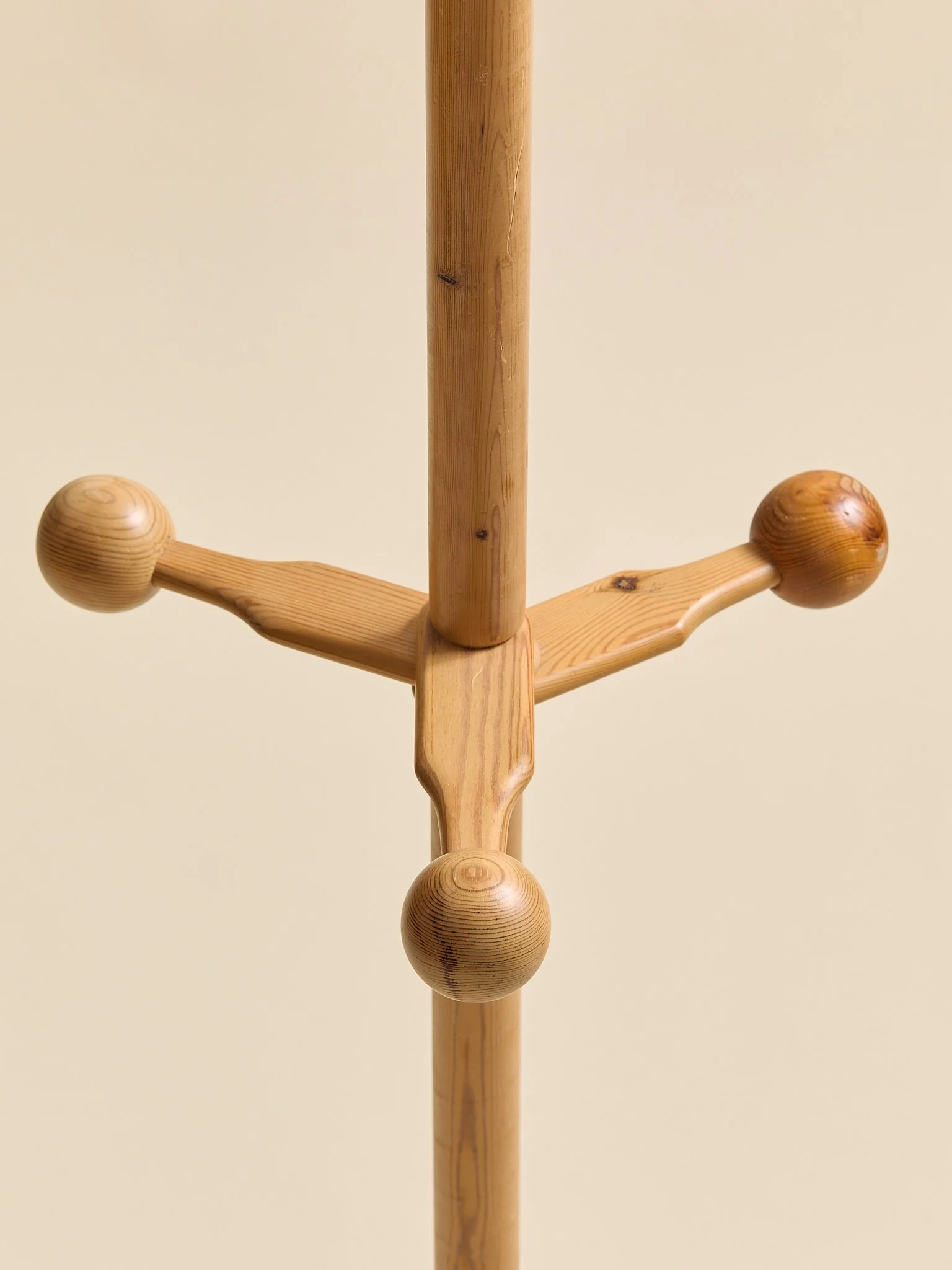 313_TheVintageScandinavianPineCoatRack1970s_04.jpg