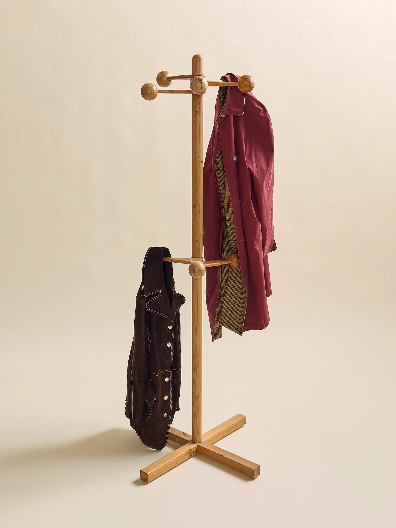 313_TheVintageScandinavianPineCoatRack1970s_02.jpg