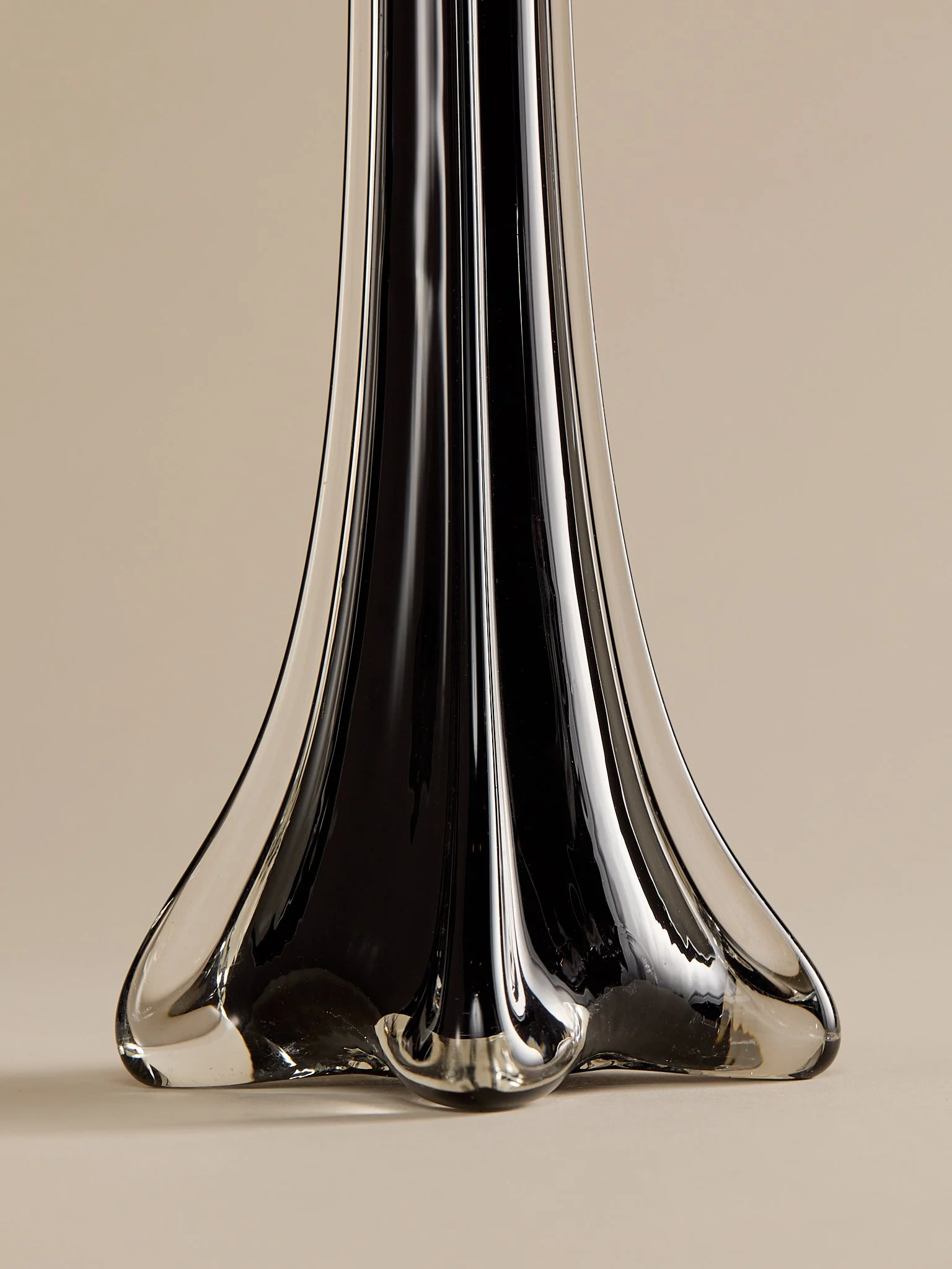 232_TheVintageGlassSculpturalBlackBudVase_006.jpg