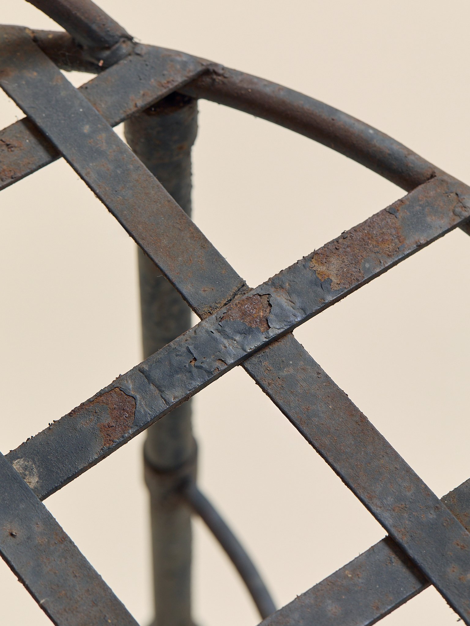 290_TheVintageIronSwirlChairs_12.jpg