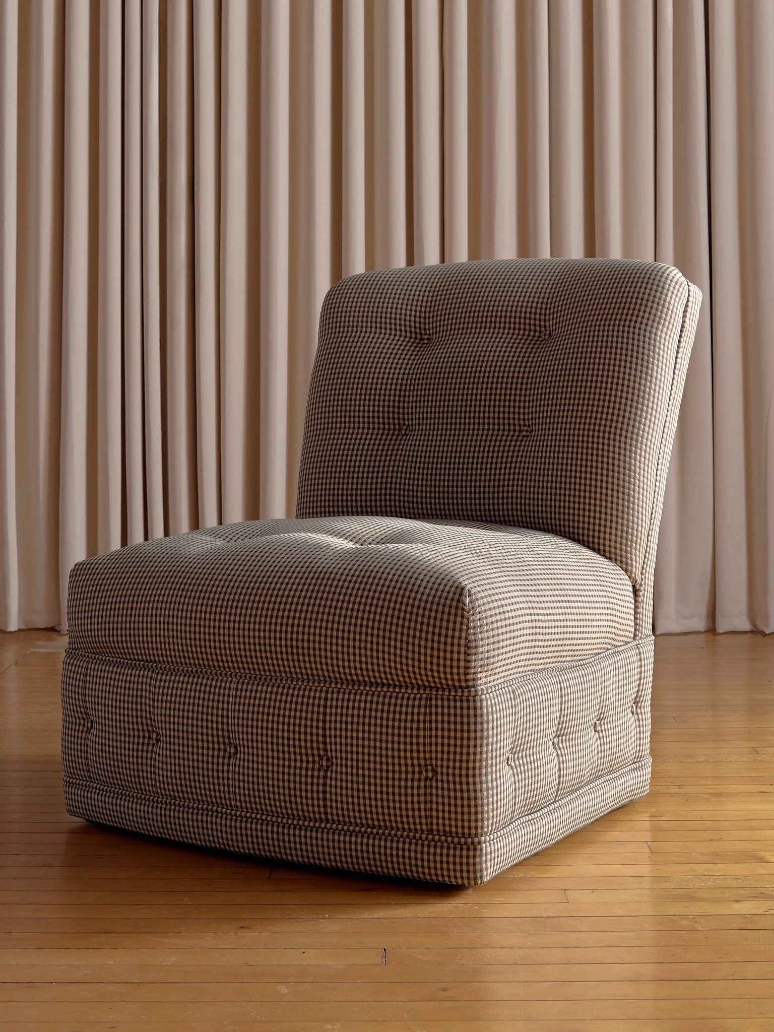 41_TheVintageCheckSlipperChair_004.jpg