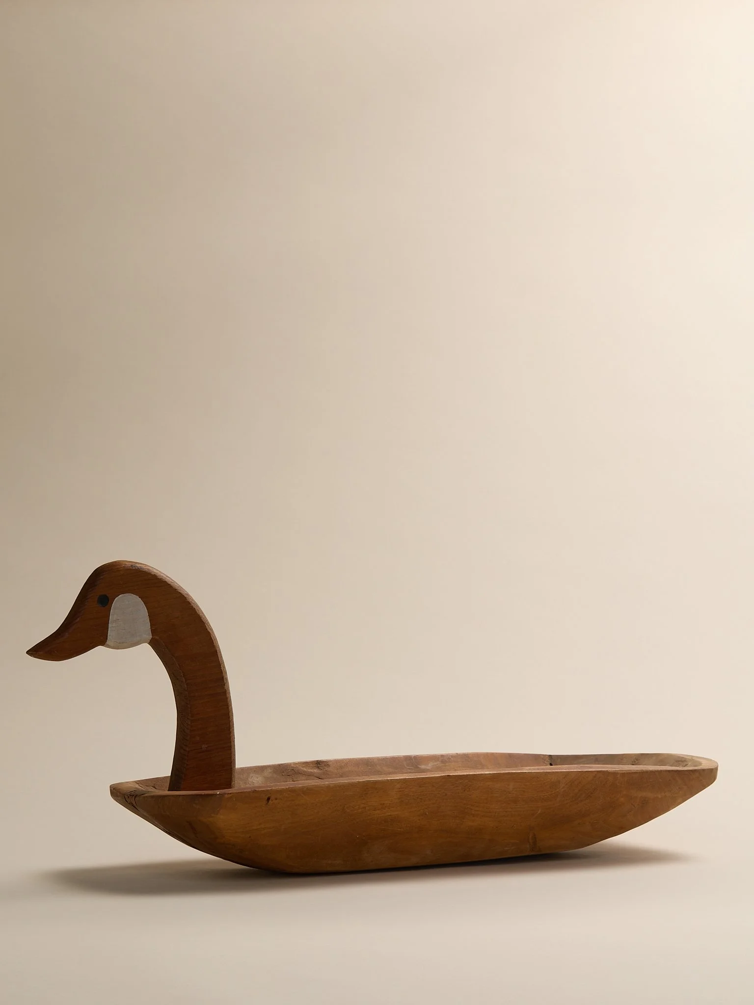 Shot_80_TheVintageCarvedSwanDoughBowl_001.jpg