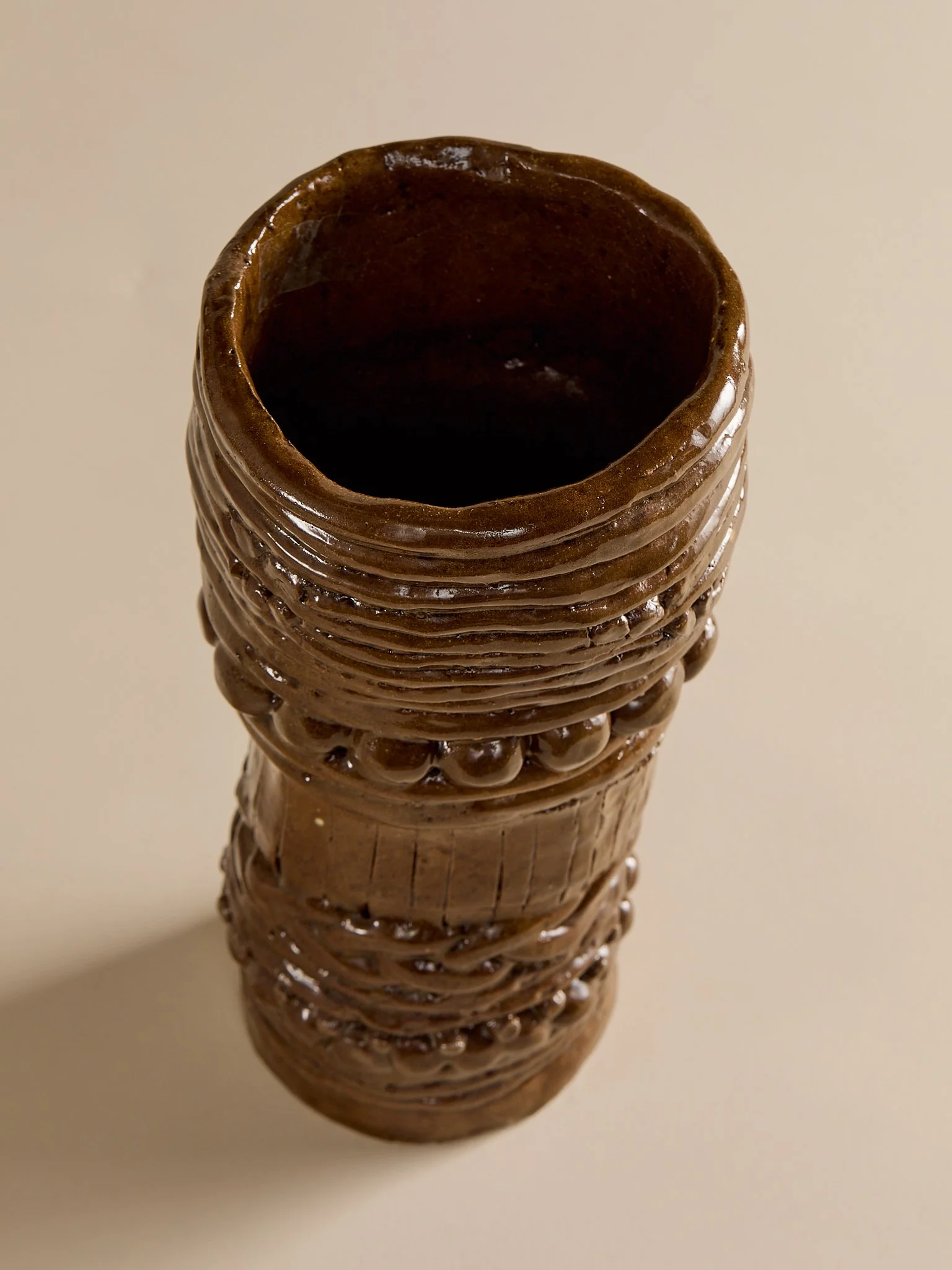 210_TheMCMHandmadeBrownCeramicVase_002.jpg