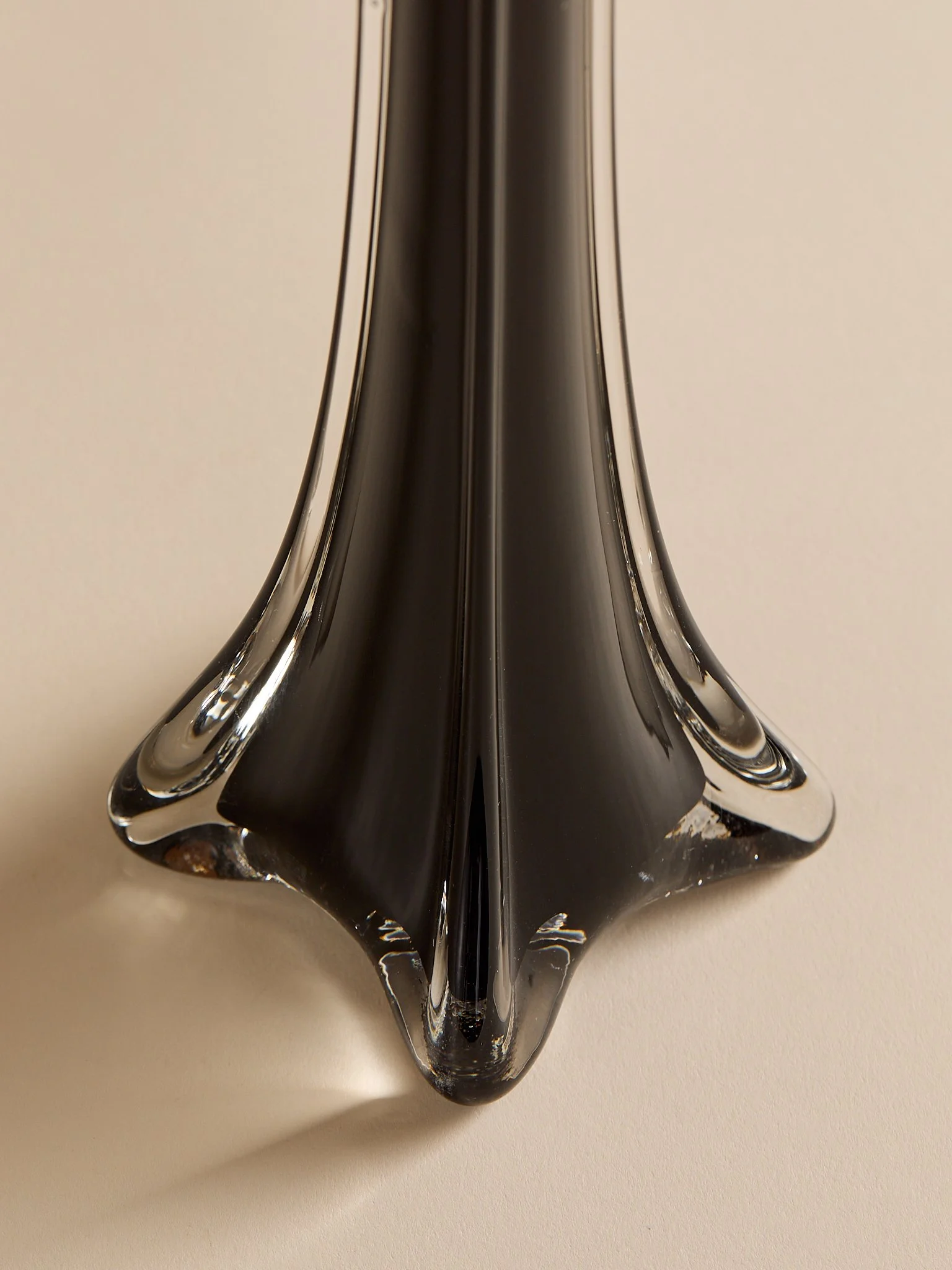 232_TheVintageGlassSculpturalBlackBudVase_003.jpg
