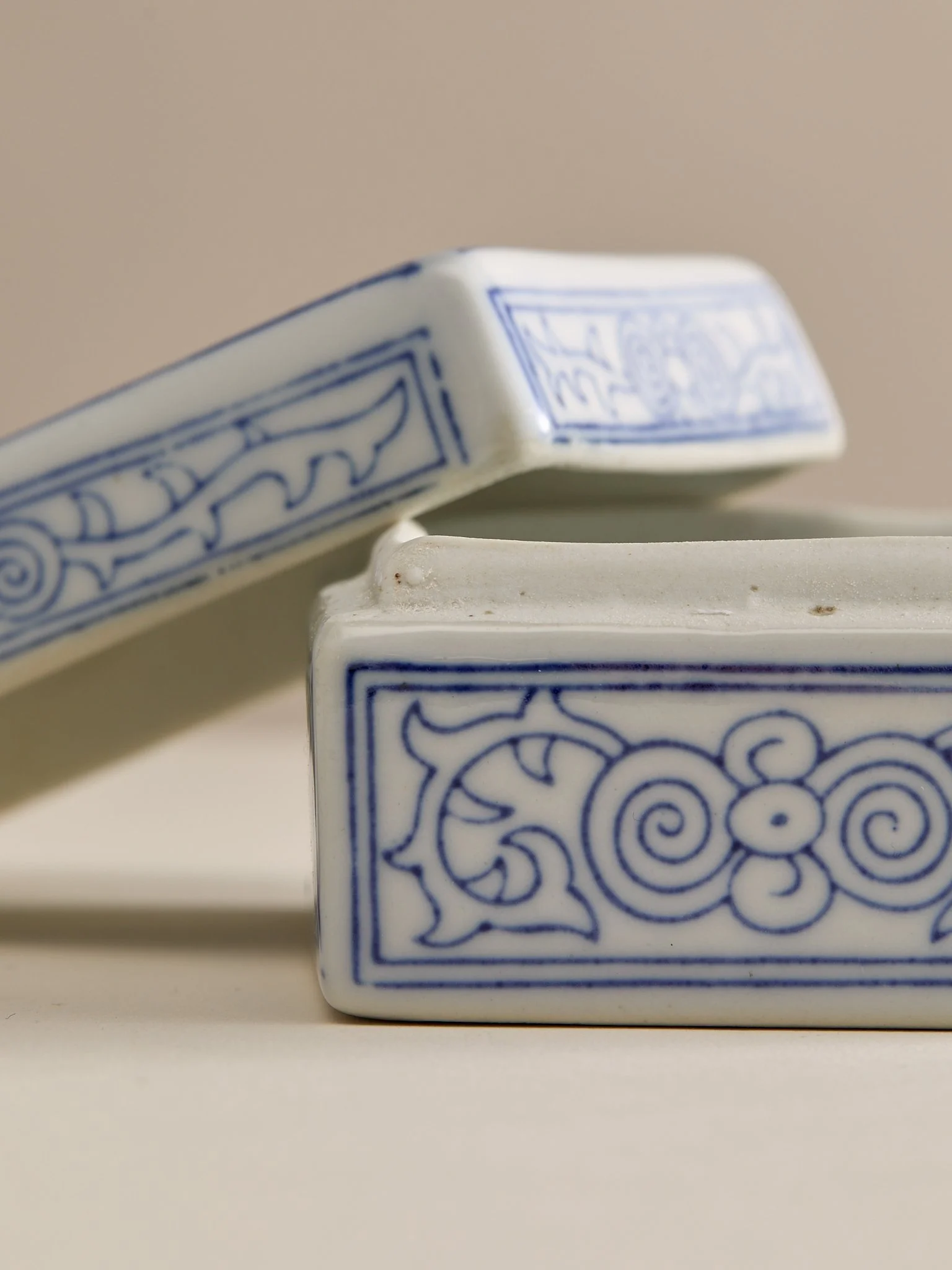 306_TheVintageChinoiserieStylePorcelainBlueandWhiteLiddedBox_007.jpg