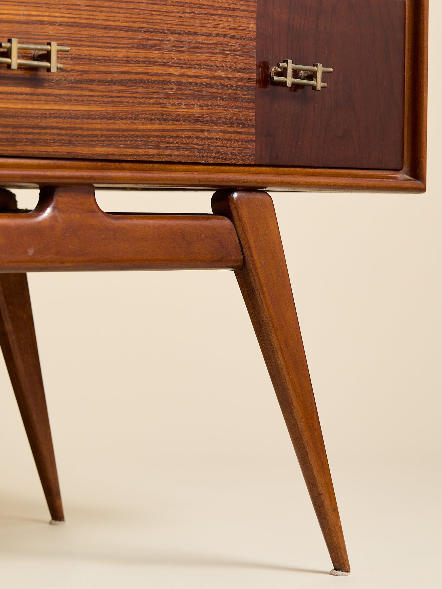 400_TheVintageMahoganyAndRosewoodFourDrawerDresserHavingBrassHardwareC1955_09.jpg