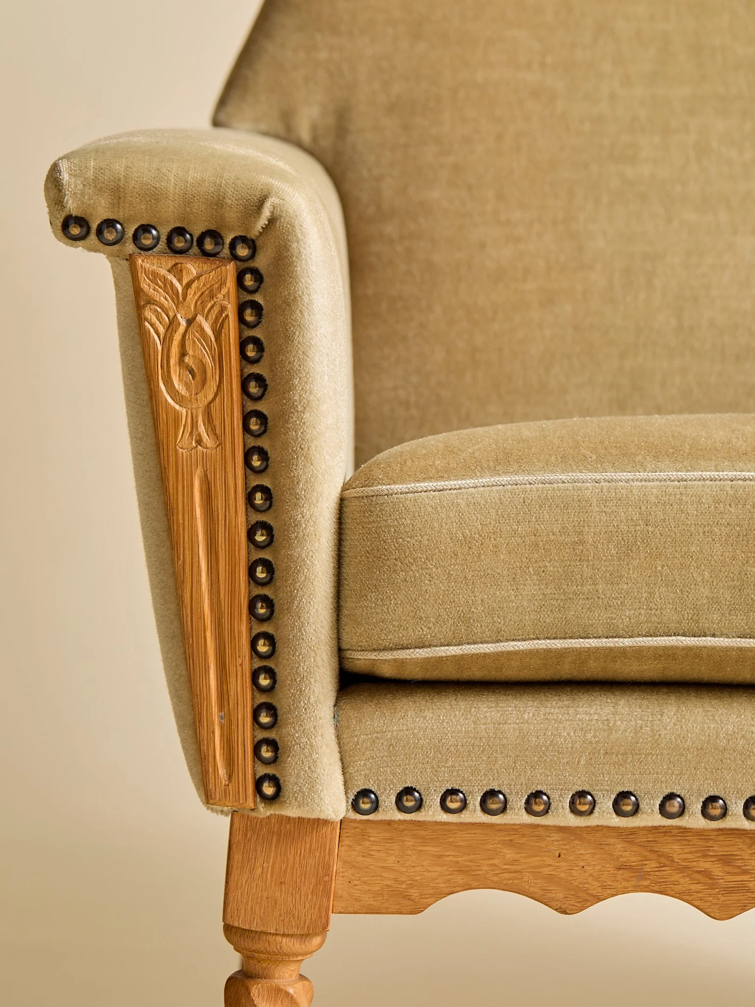 394_TheVintageDanishVelourCarvedDetailArmchairs_08.jpg