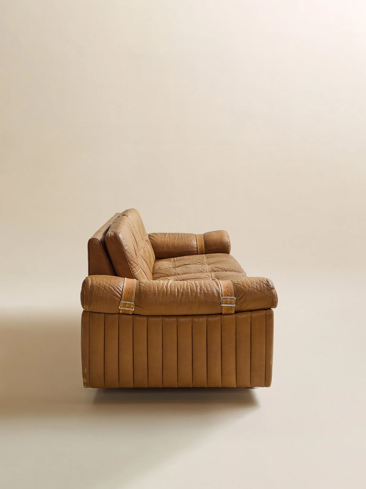 299_TheVintageSvendSkipperDanishLeatherLoveseat1970s_03.jpg