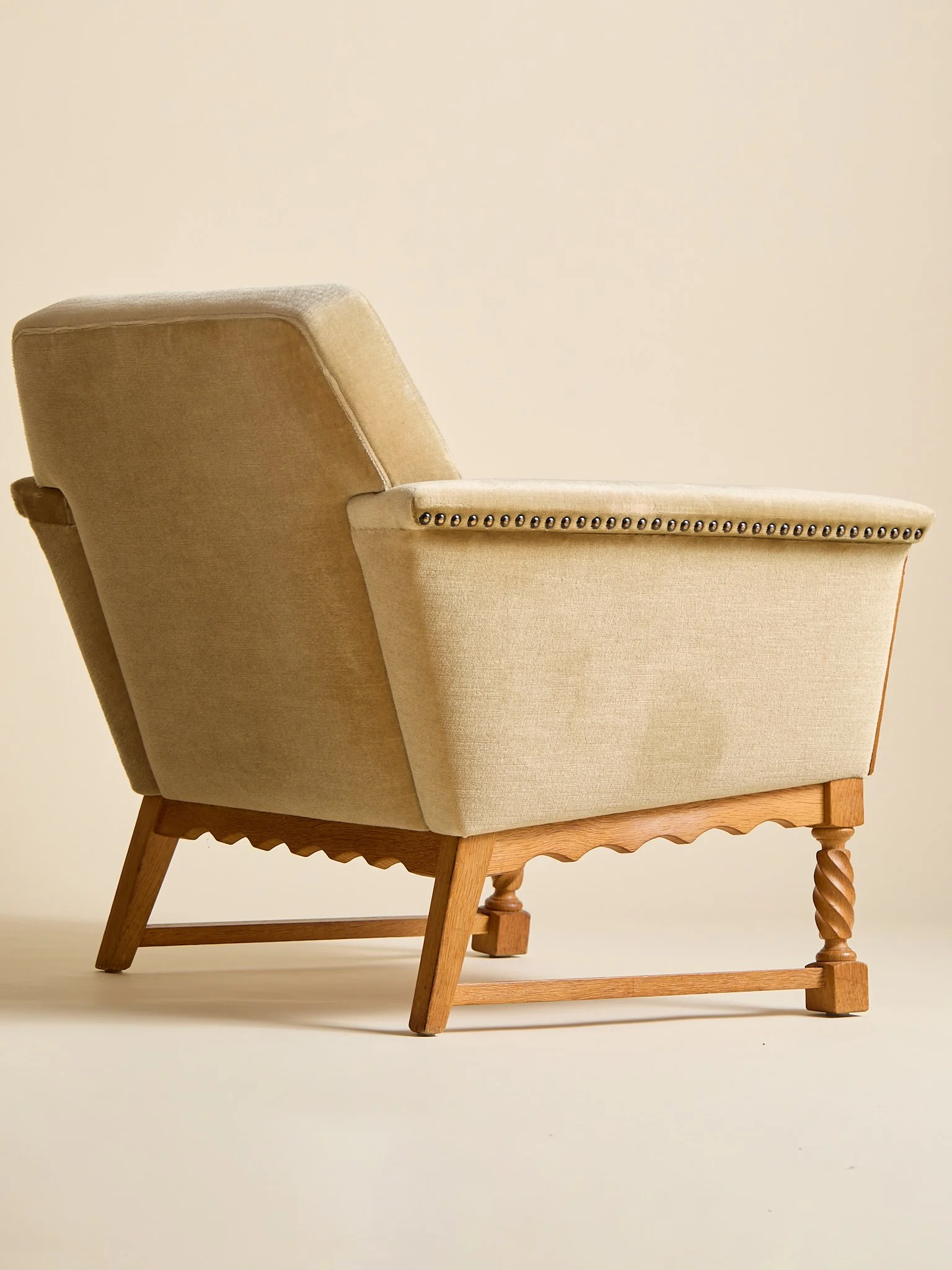 393_TheVintageDanishVelourCarvedDetailArmchairs_08.jpg