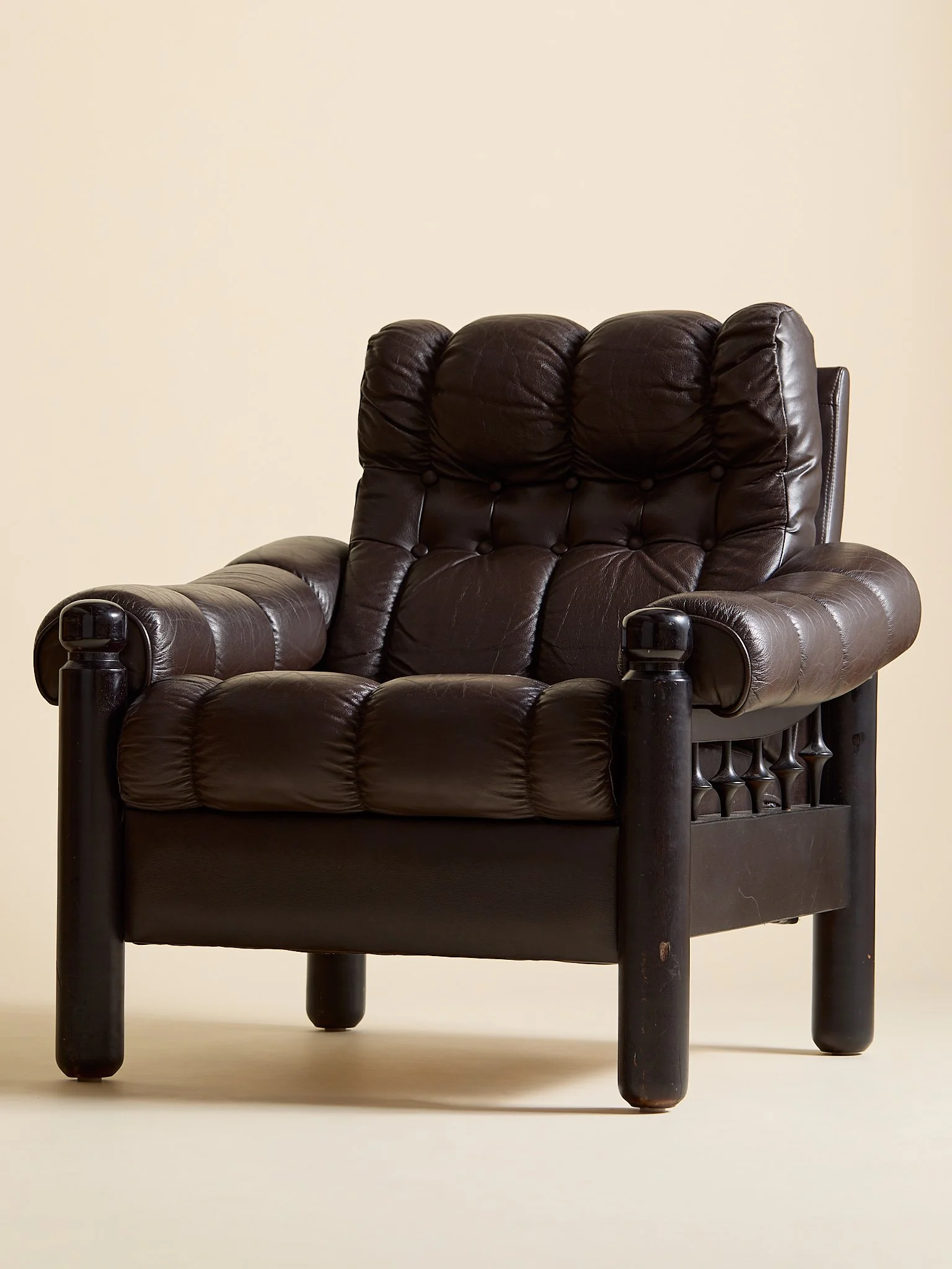 399_TheVintageDarkBrownMidCenturyLoungeChairs_07.jpg