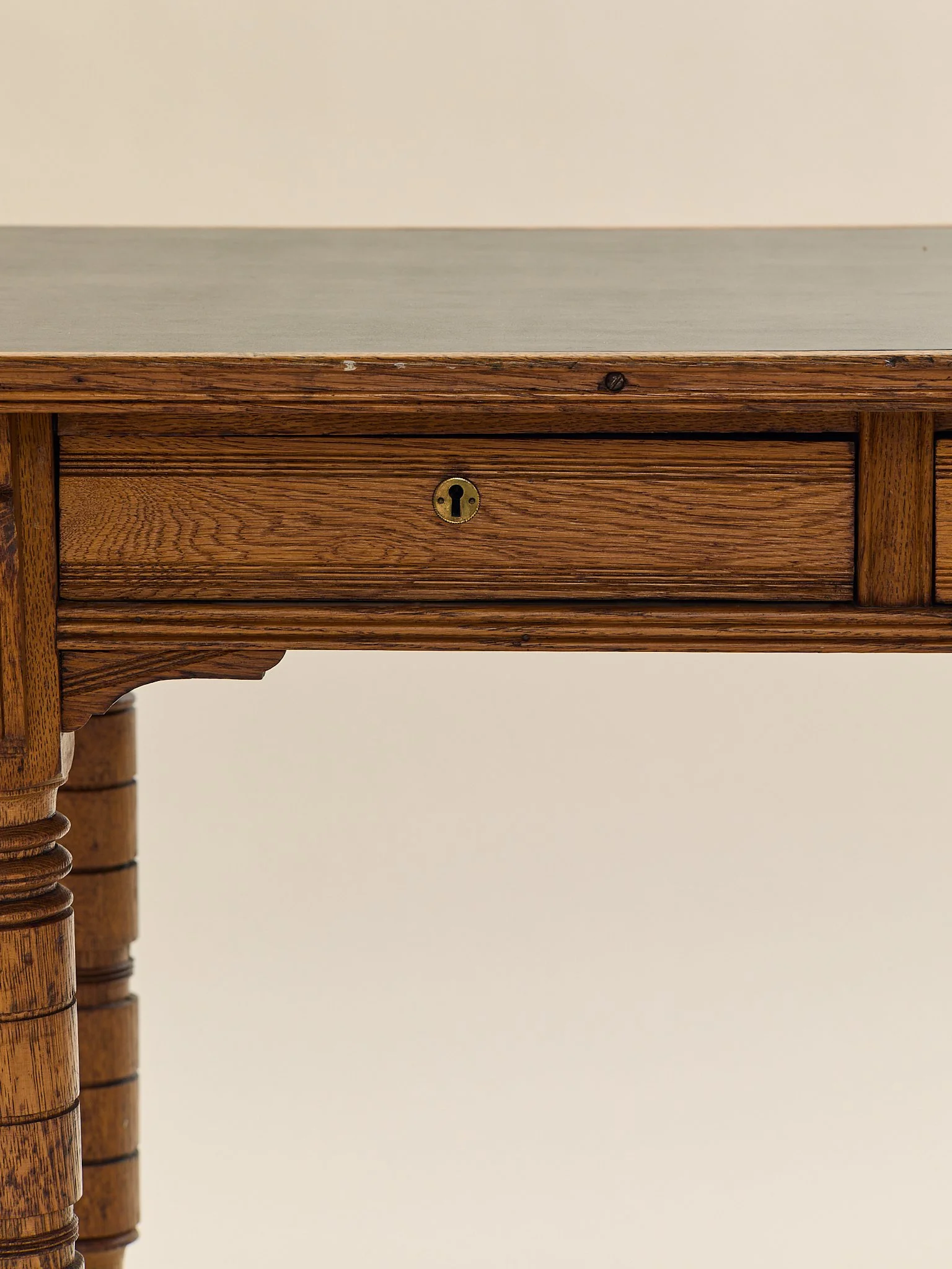 301_TheVintageOakAndLeatherDesk_09.jpg