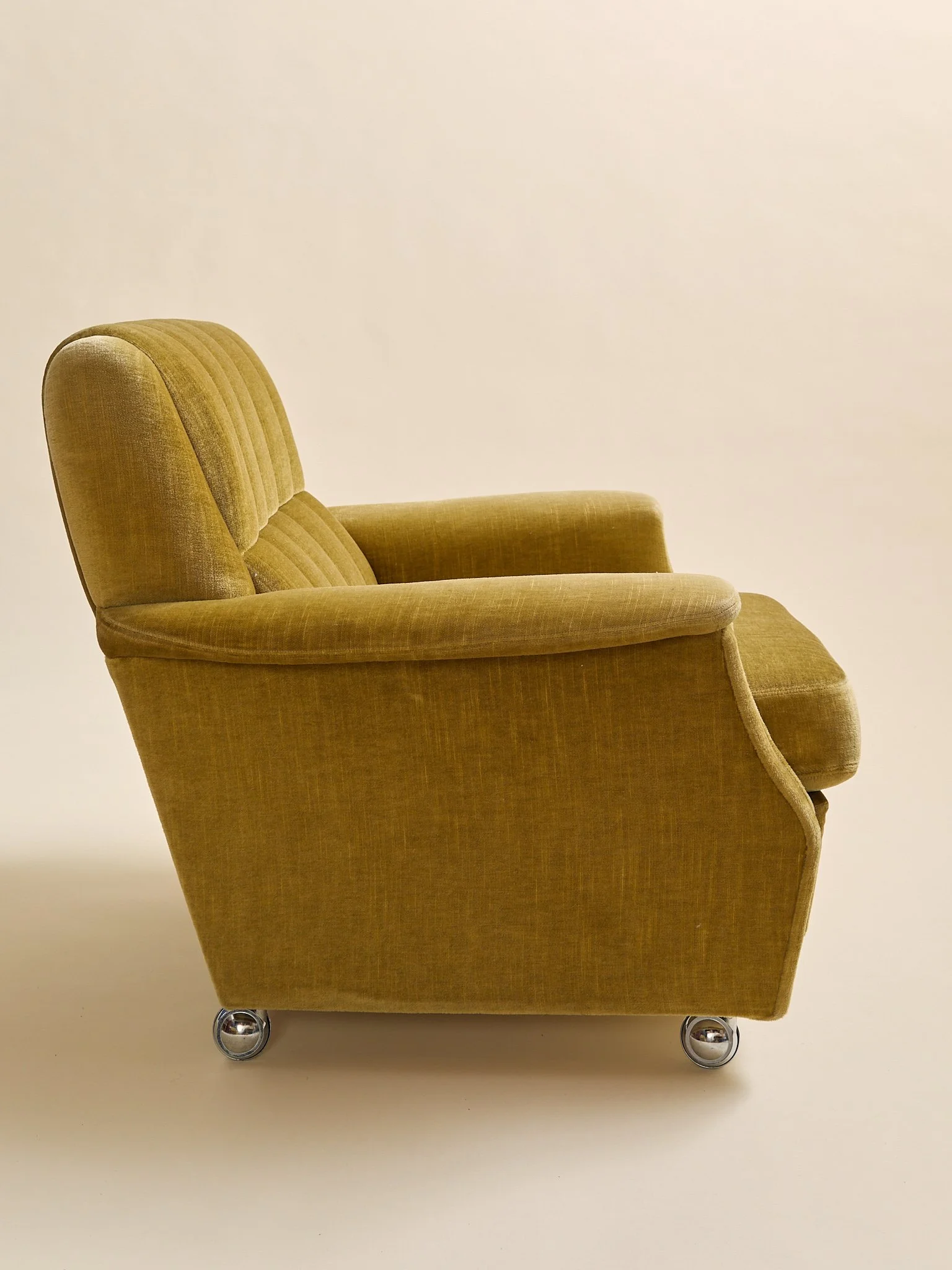 376_TheVintagePairOfDanishVelourLoungeChairsC1960S_04.jpg