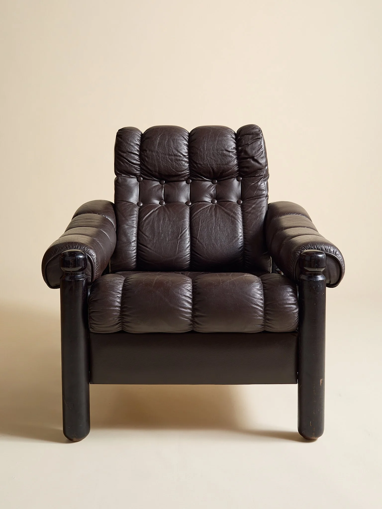 399_TheVintageDarkBrownMidCenturyLoungeChairs_02.jpg