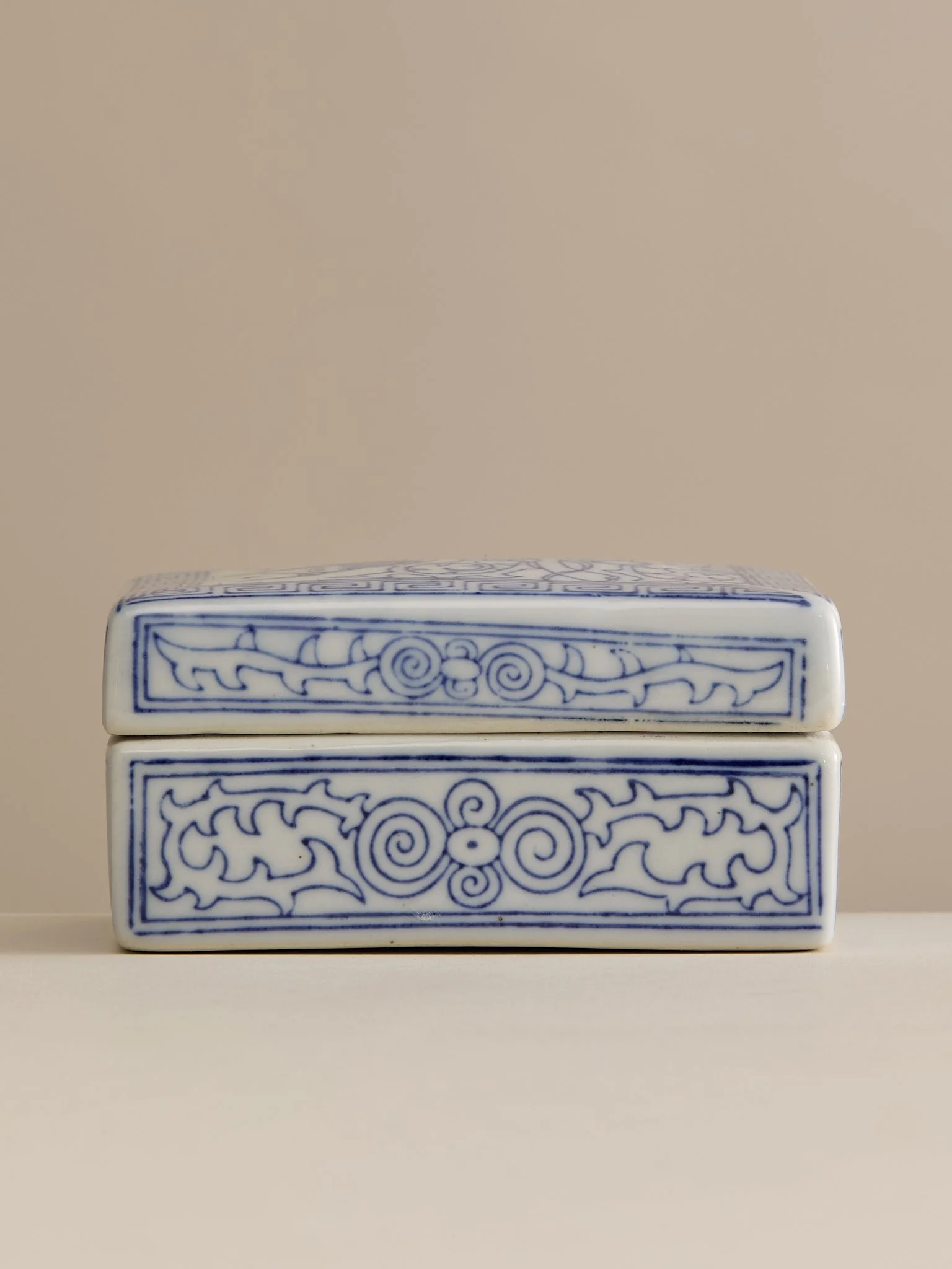 306_TheVintageChinoiserieStylePorcelainBlueandWhiteLiddedBox_005.jpg