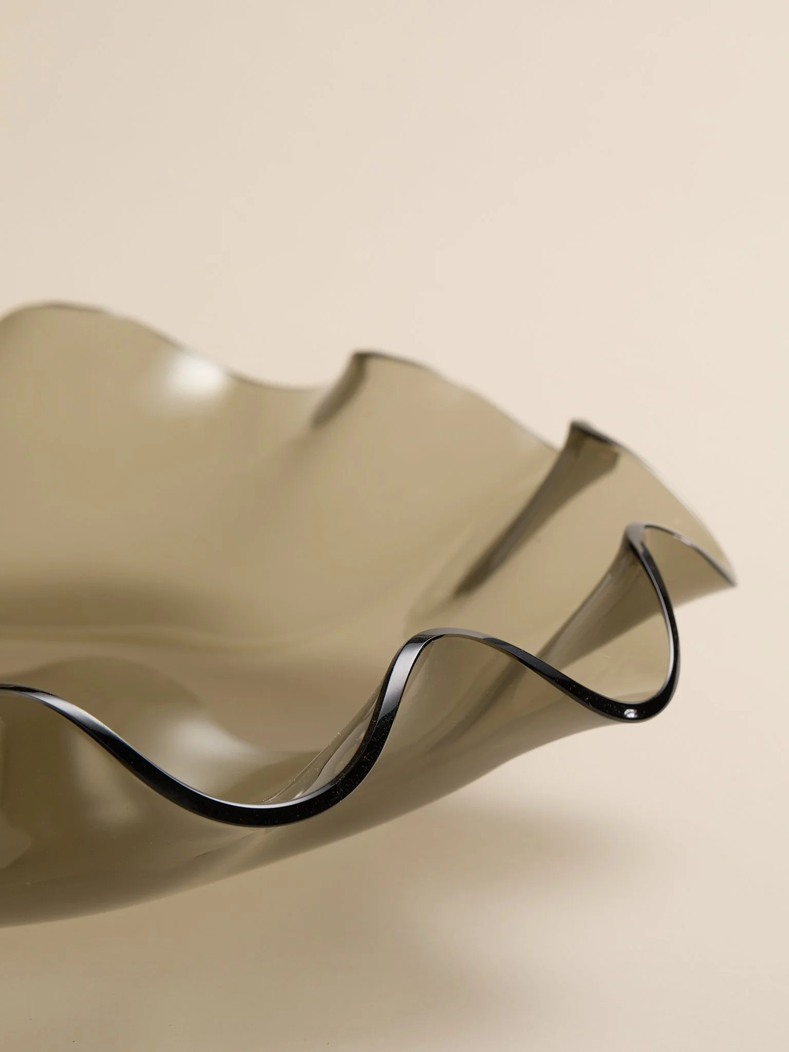 Shot_81_TheVintageFlutedSmokeGlassLargeTray_003.jpg