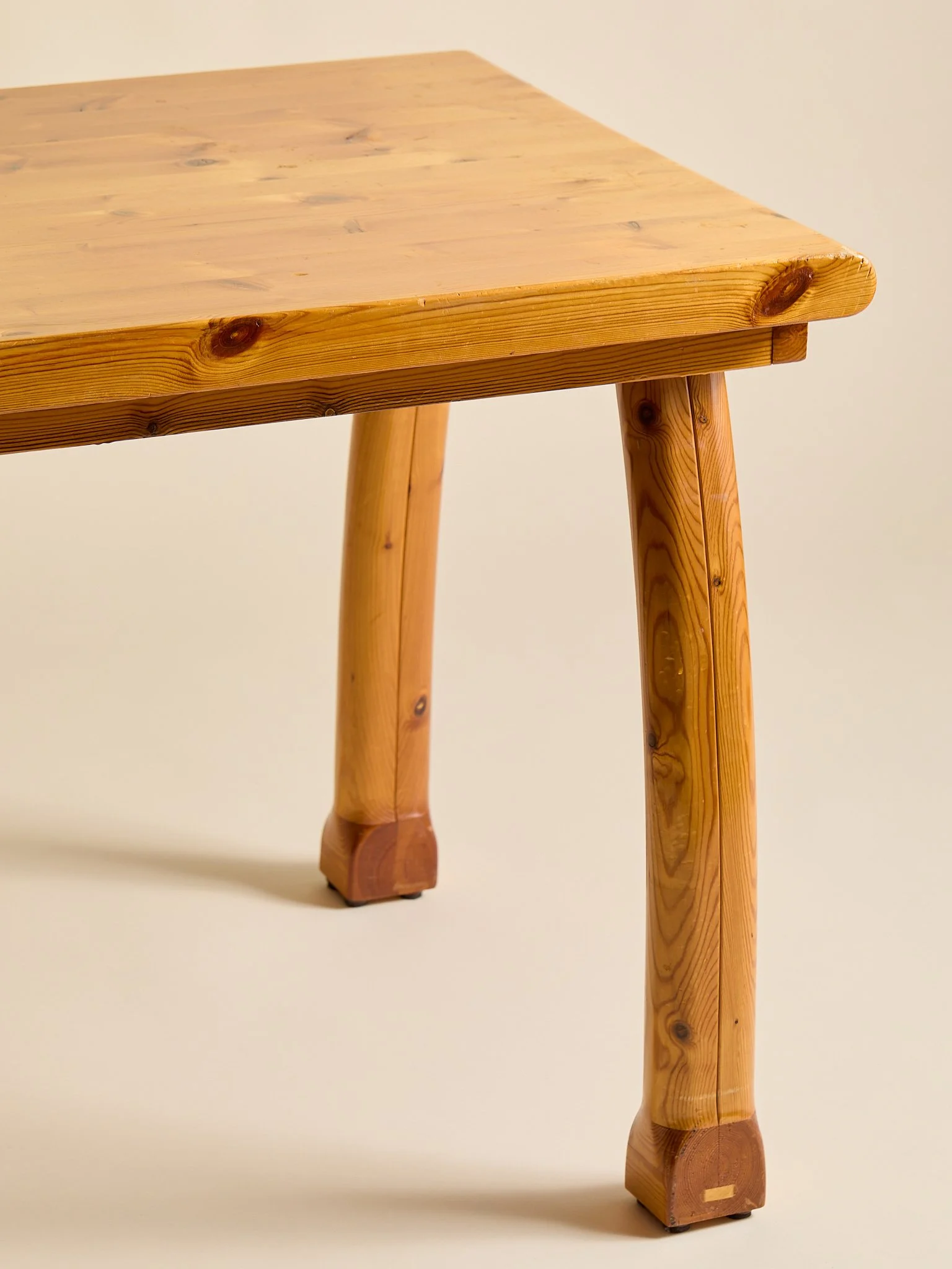 403_TheVintagePineCurvedLegPetiteTable_06.jpg