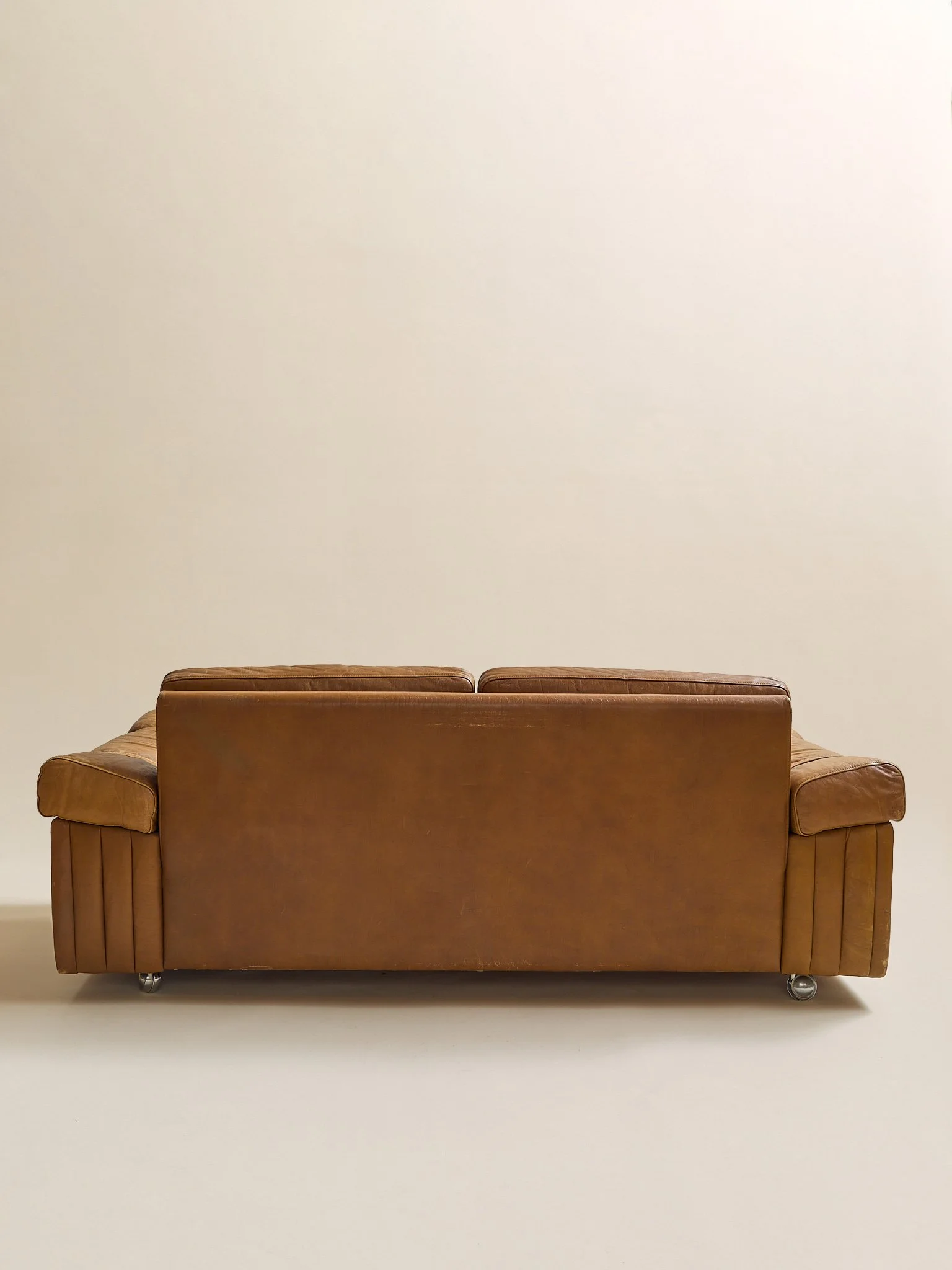 299_TheVintageSvendSkipperDanishLeatherLoveseat1970s_04.jpg