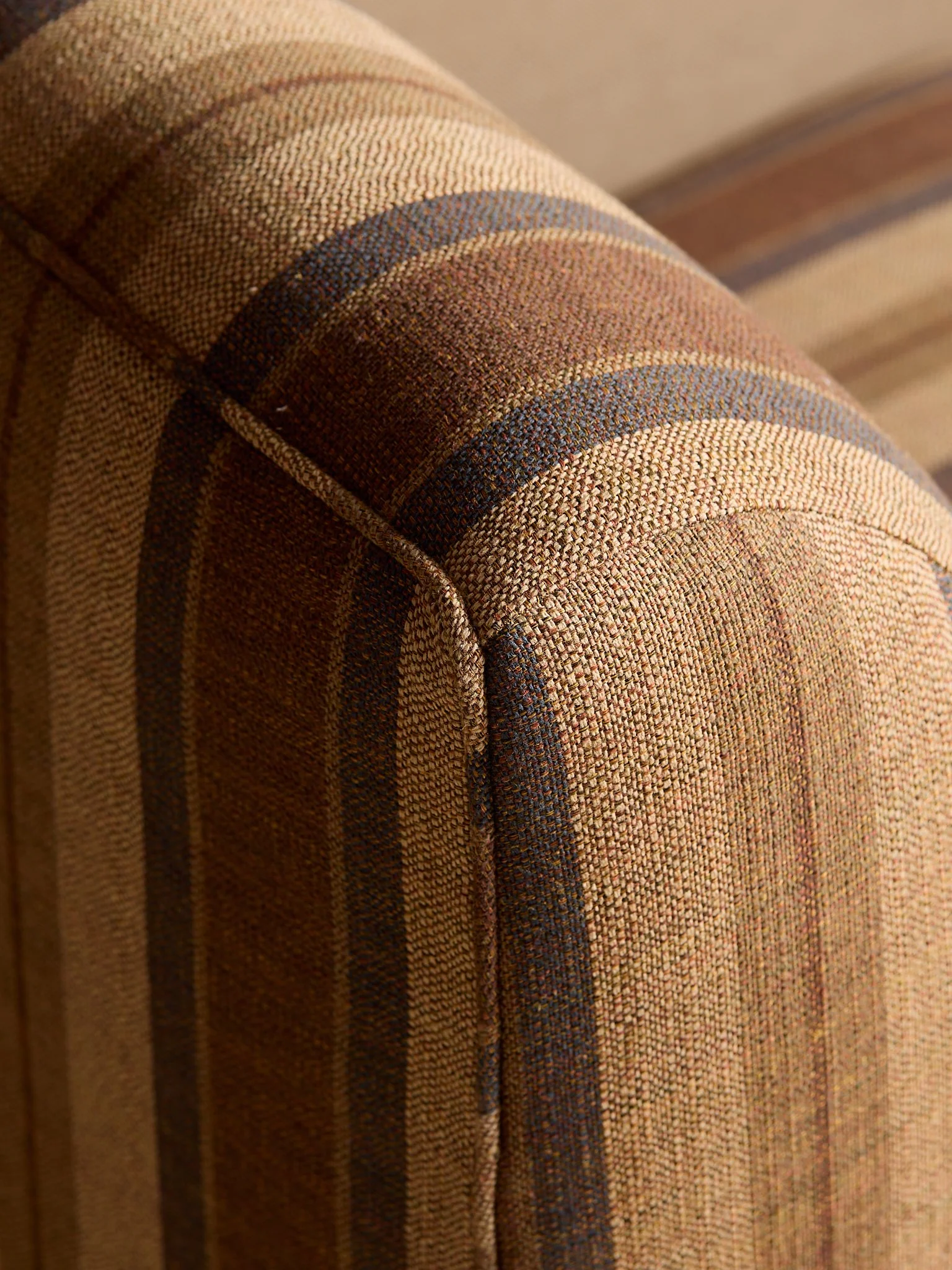 395_TheVintagePostModernCurvedChair_11.jpg