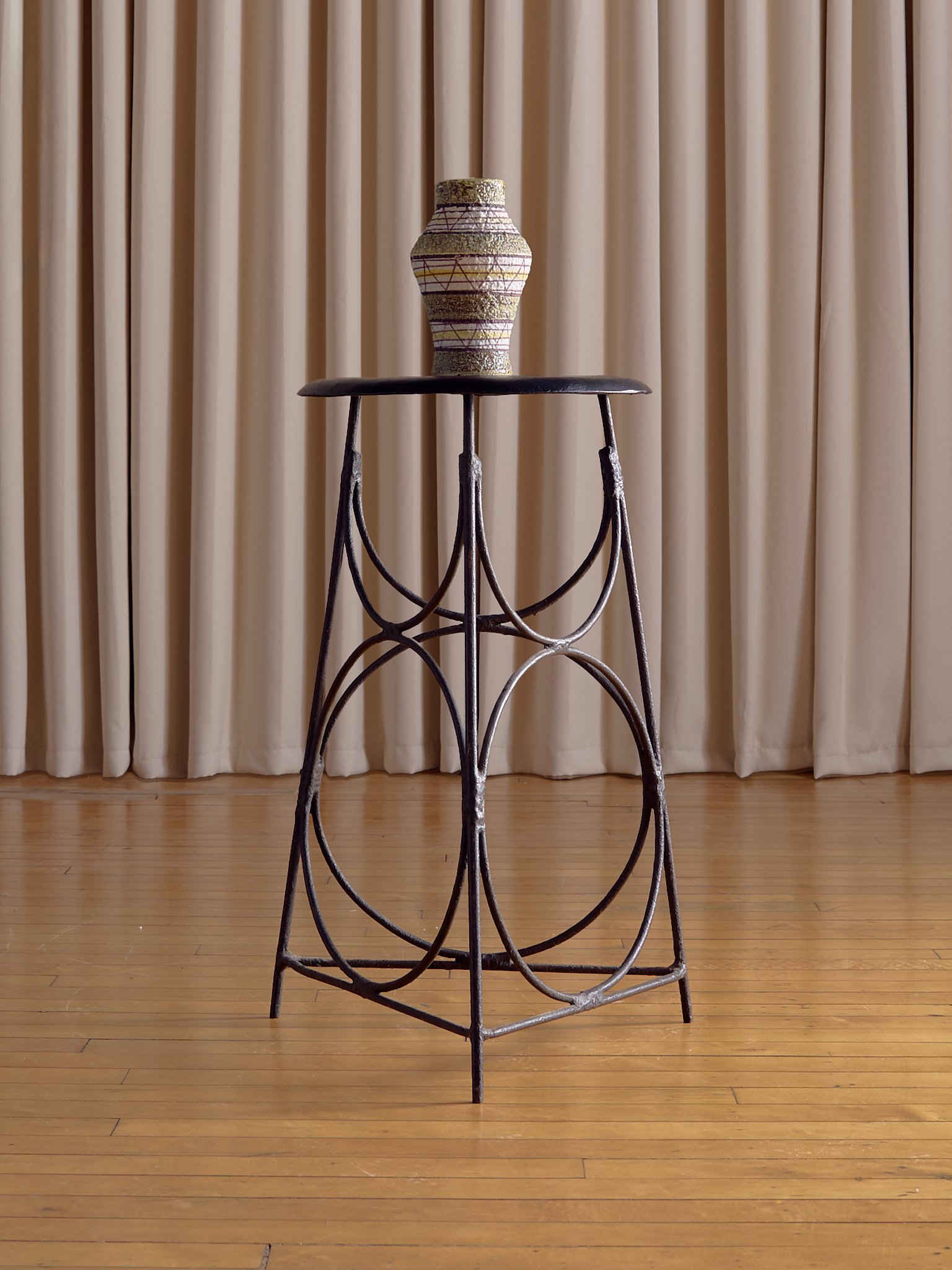 44_TheVintageIronCircleStoolTable_002.jpg