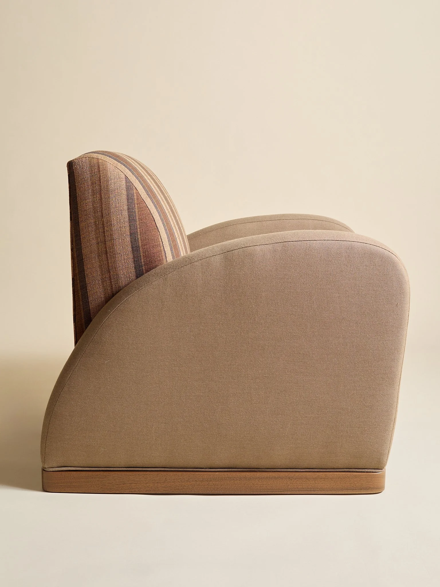 395_TheVintagePostModernCurvedChair_03.jpg