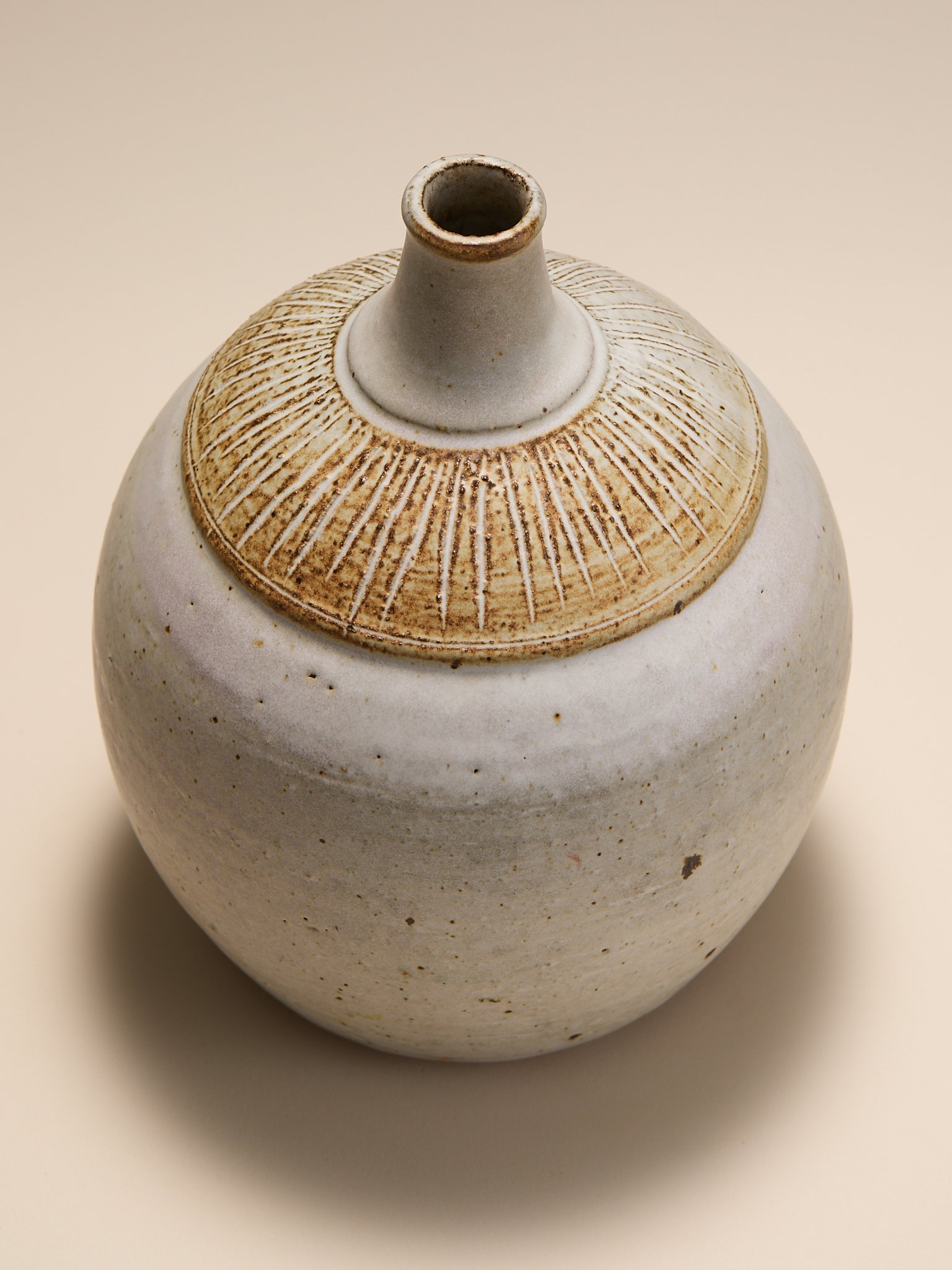 171_The1970sAmericanStudioPotteryVesselwithCarvedCollarDetail_003.jpg