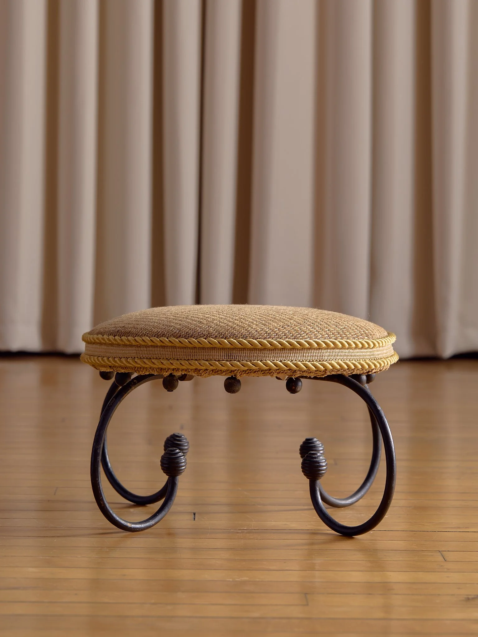 46_TheVintageOrnateCurlyFootstool_003.jpg
