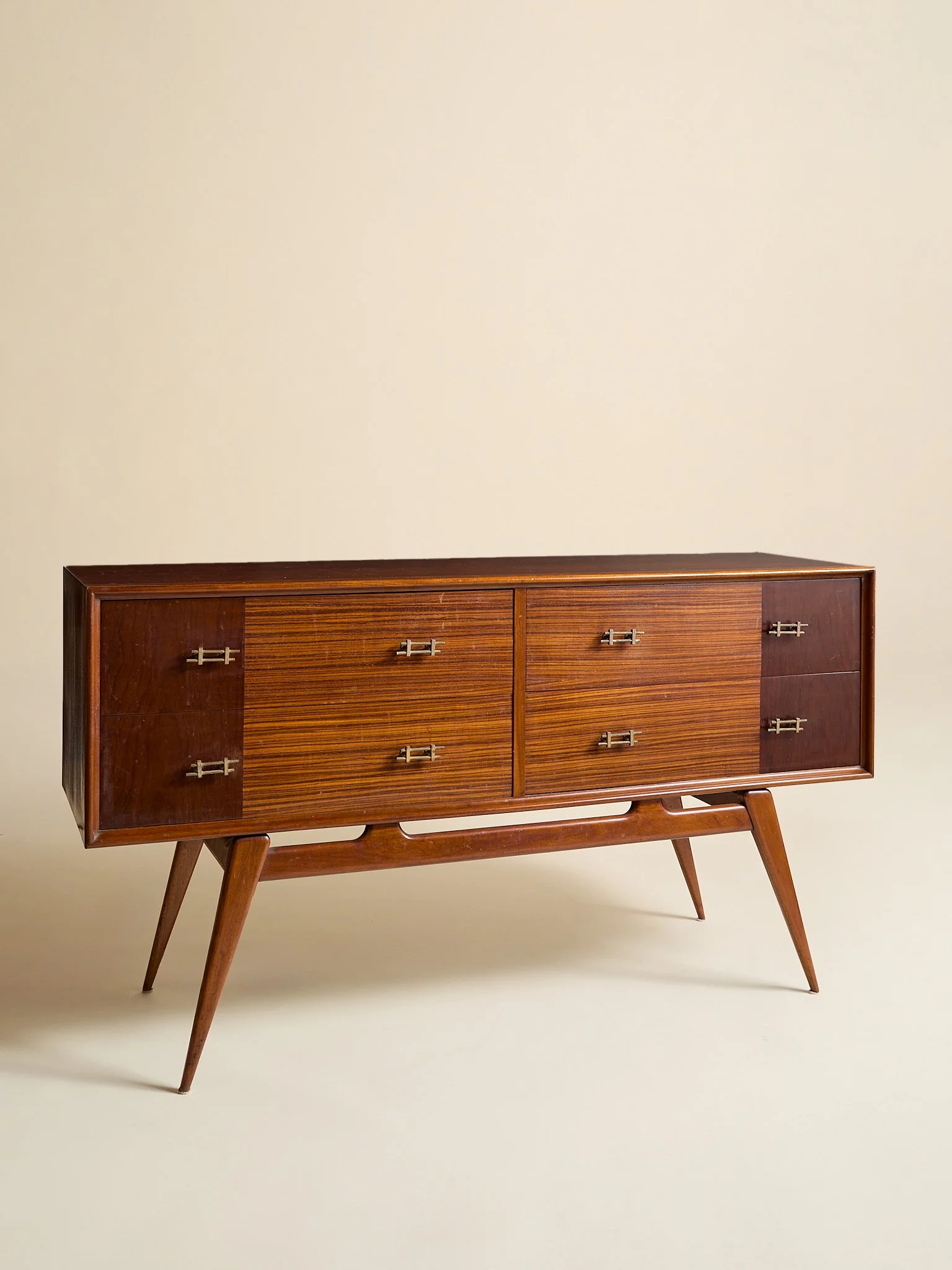 400_TheVintageMahoganyAndRosewoodFourDrawerDresserHavingBrassHardwareC1955_03.jpg
