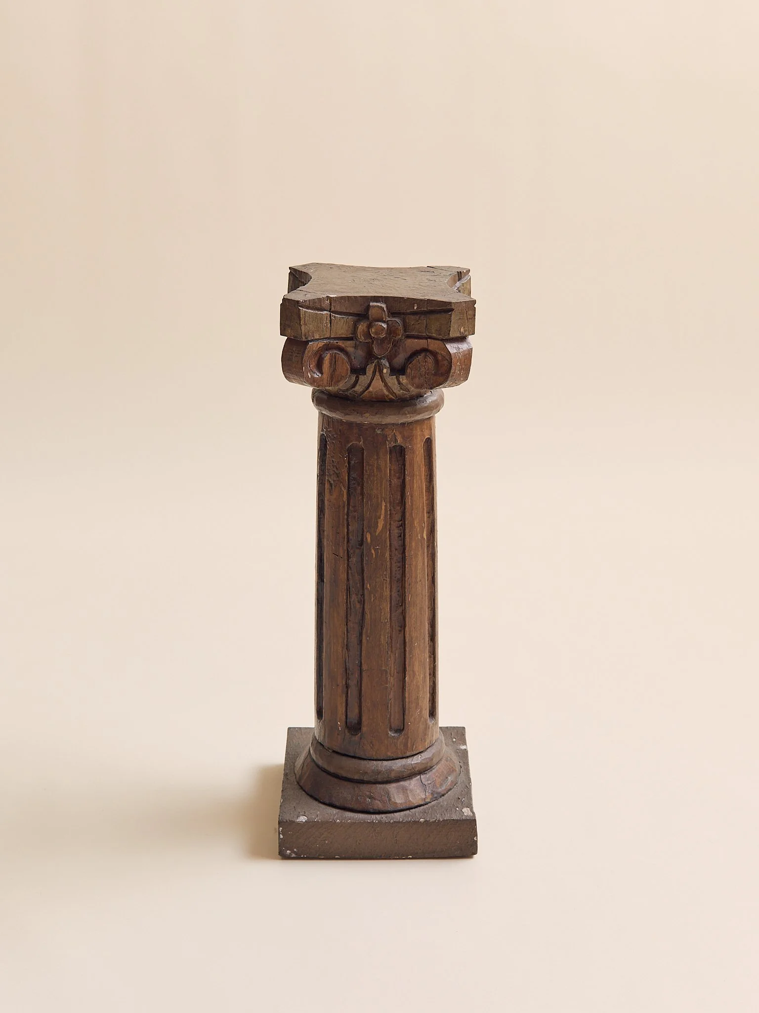 250_TheVintageOrnateWoodCarvedColumnPedestal_001.jpg