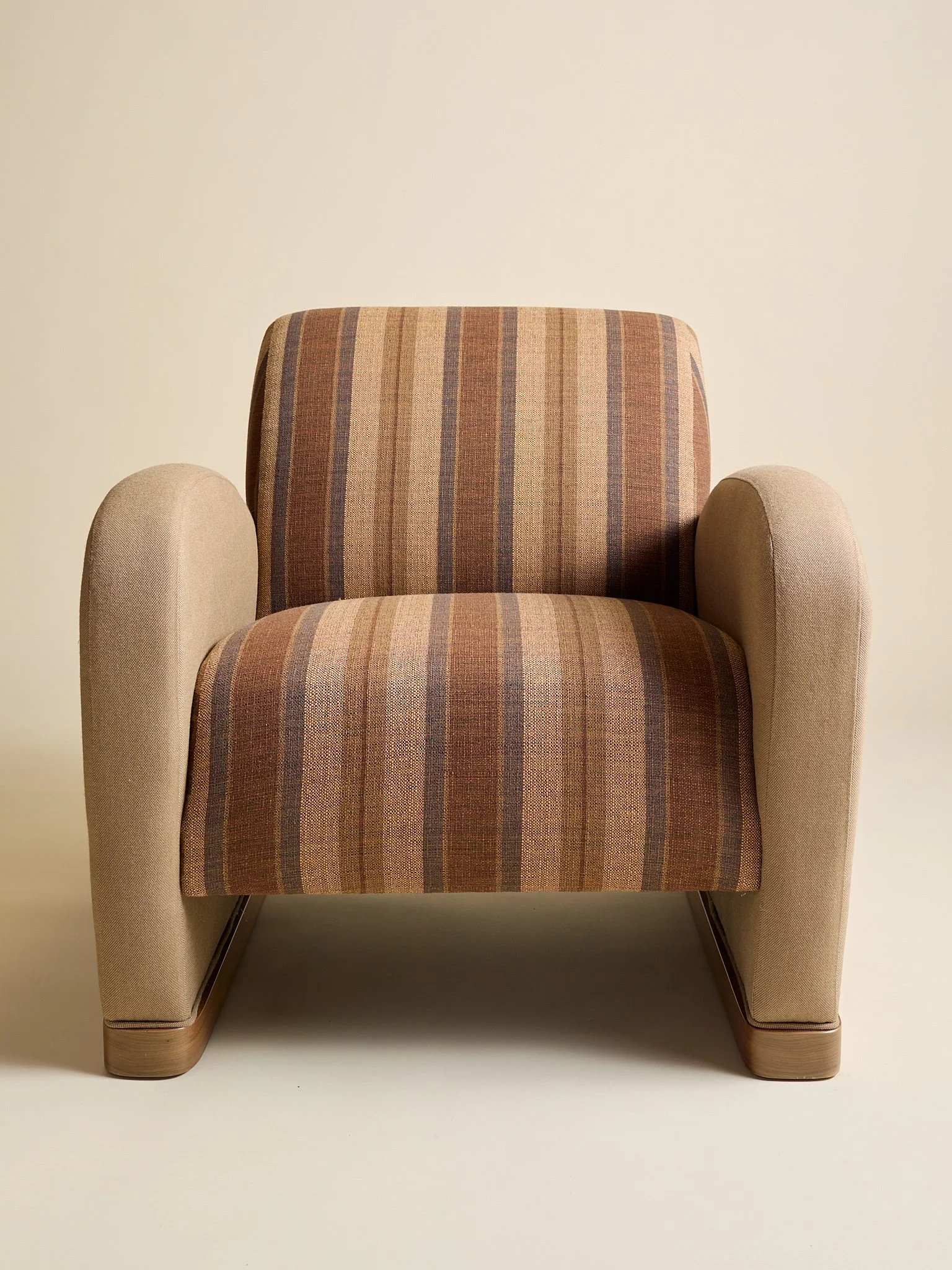 395_TheVintagePostModernCurvedChair_01.jpg