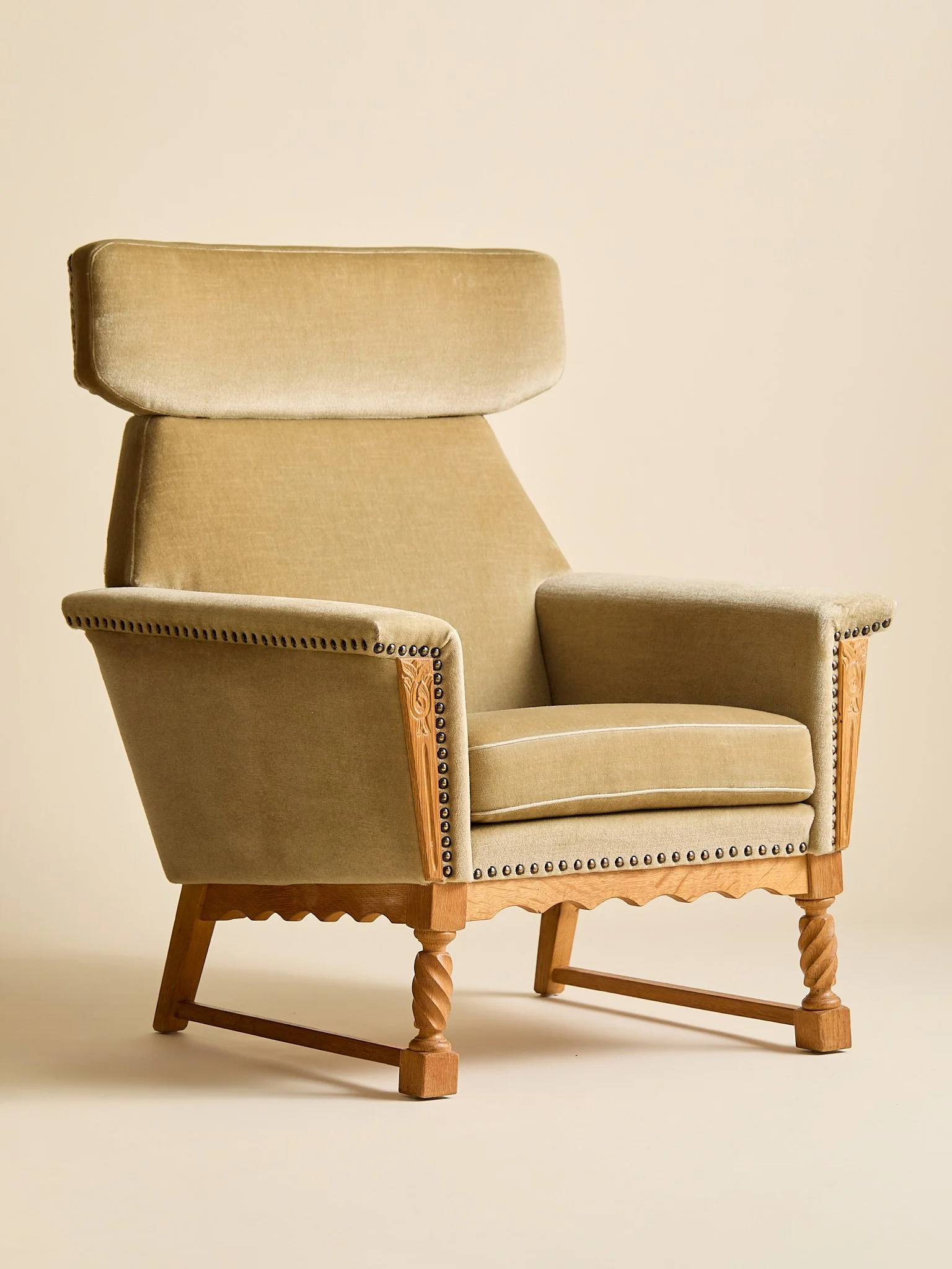 394_TheVintageDanishVelourCarvedDetailArmchairs_06.jpg