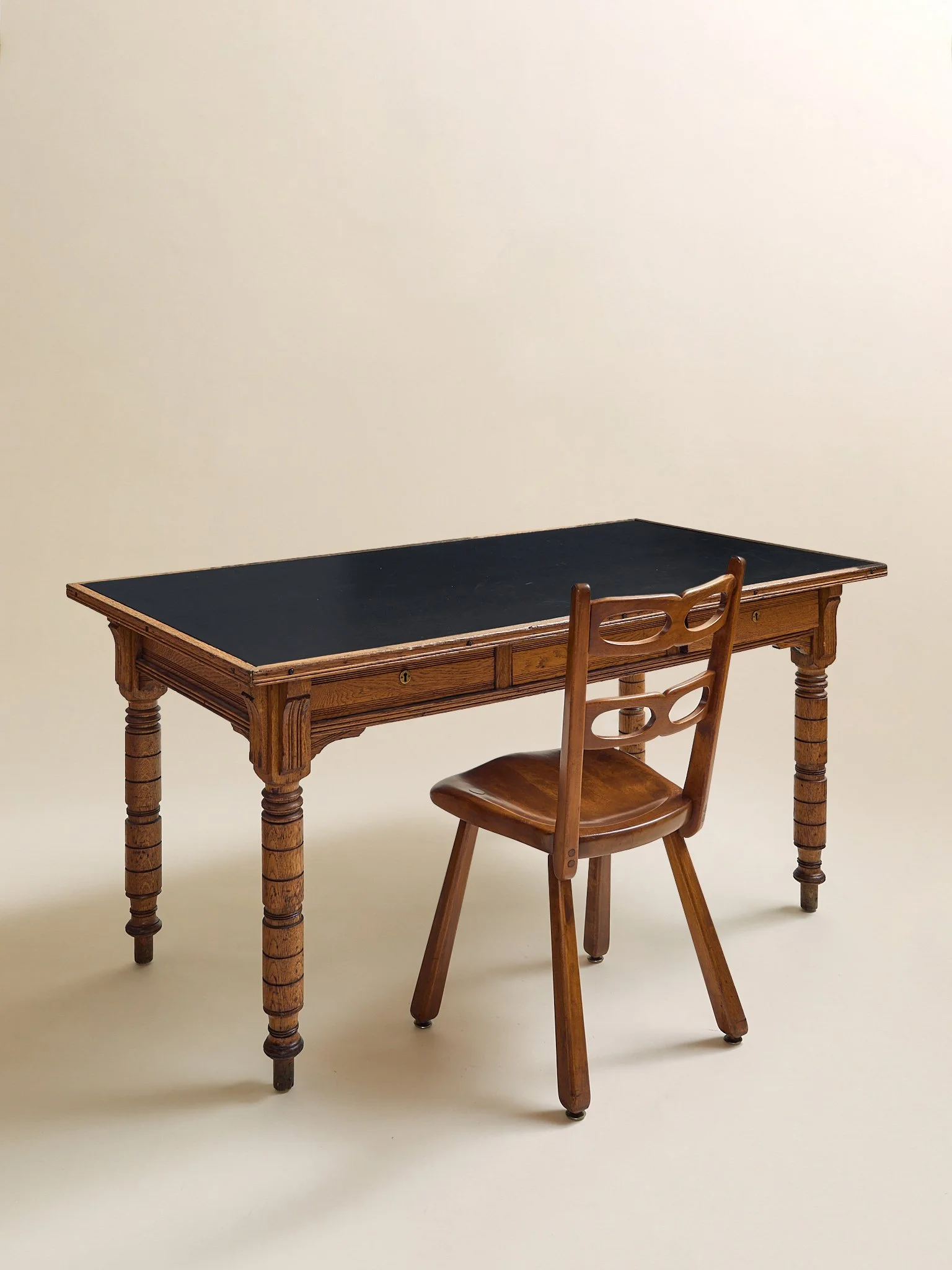 301_TheVintageOakAndLeatherDesk_02.jpg