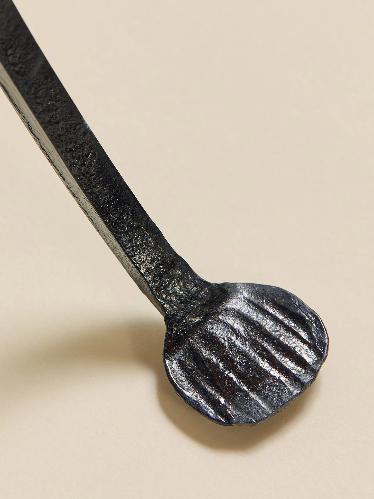 304_TheIronScrollChair_08.jpg