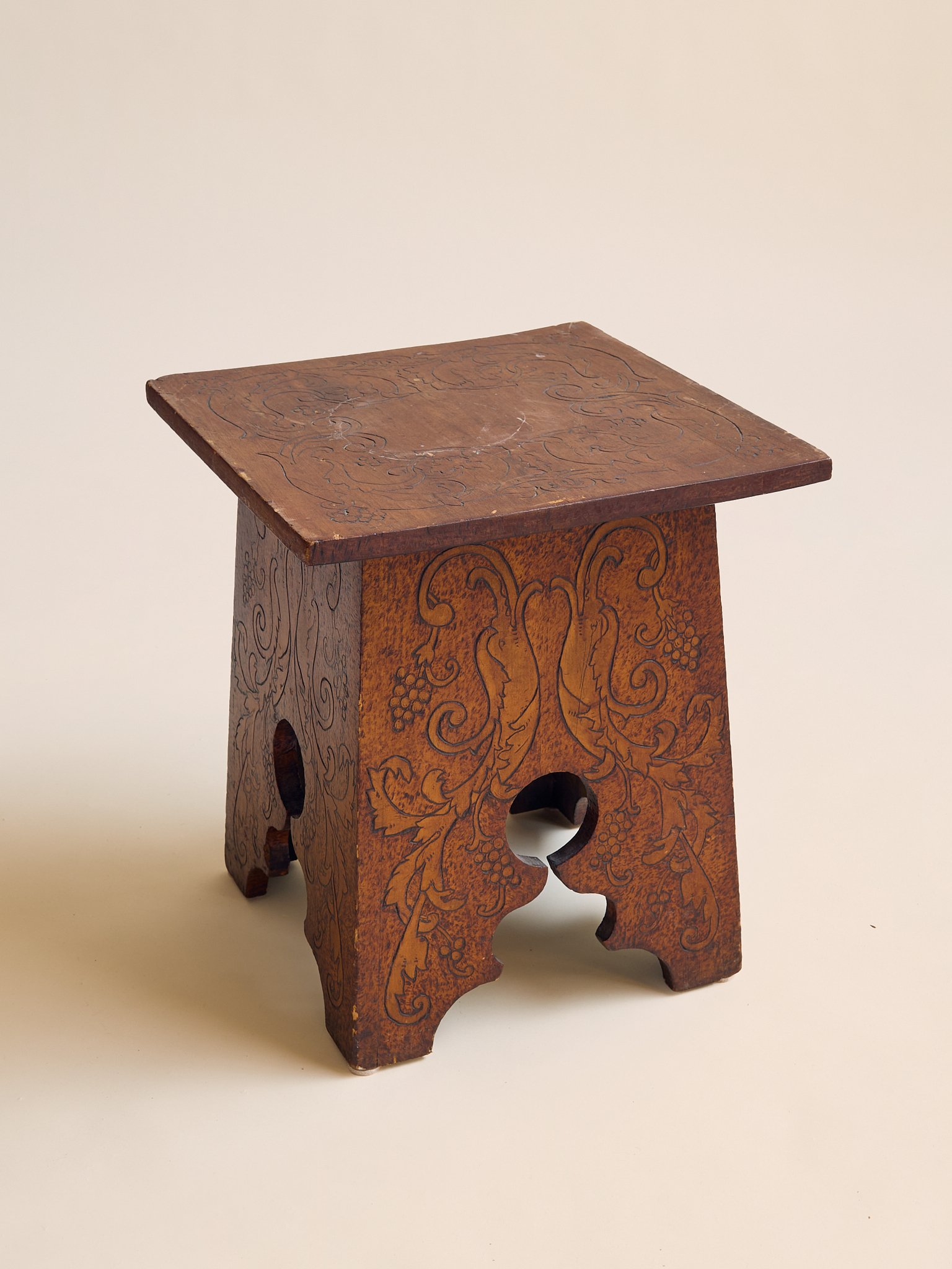 05_TheVintageCarvedFloralMotifSideTable_003.jpg