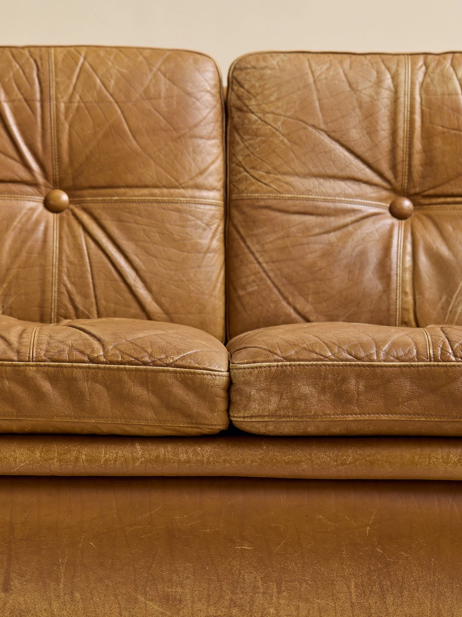 299_TheVintageSvendSkipperDanishLeatherLoveseat1970s_07.jpg