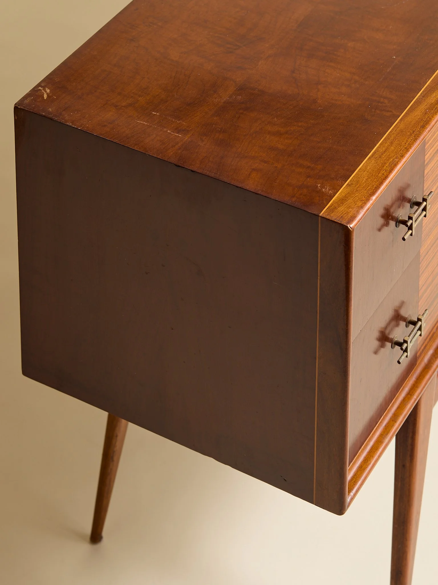 400_TheVintageMahoganyAndRosewoodFourDrawerDresserHavingBrassHardwareC1955_15.jpg