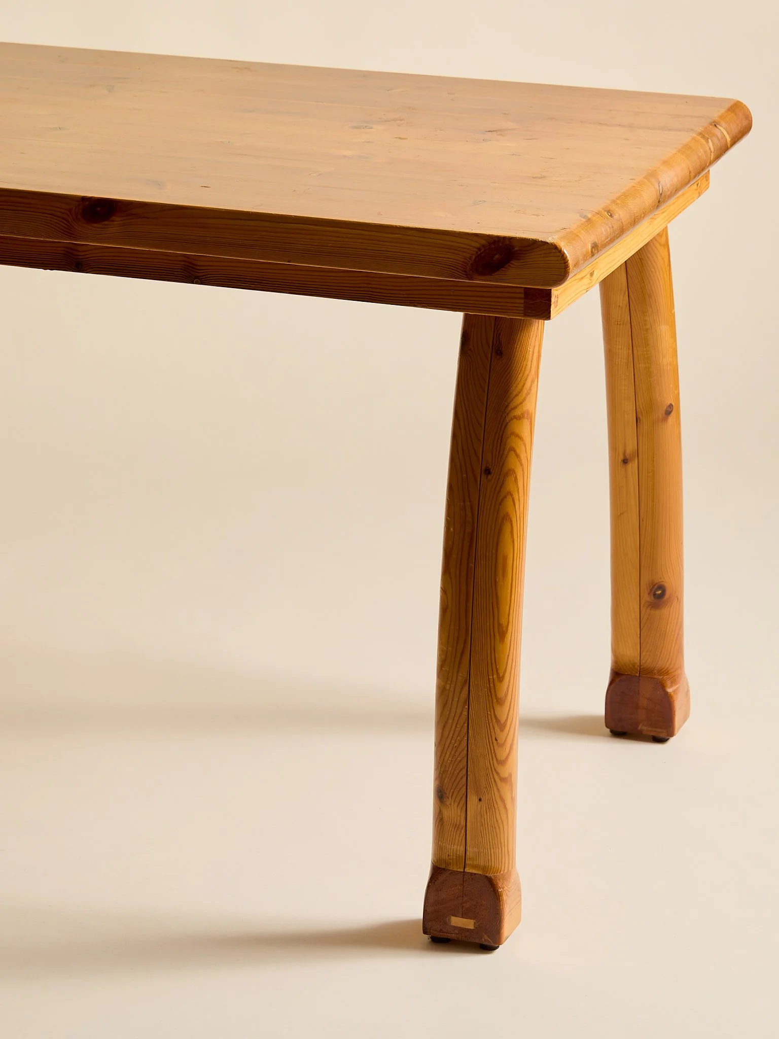 403_TheVintagePineCurvedLegPetiteTable_04.jpg