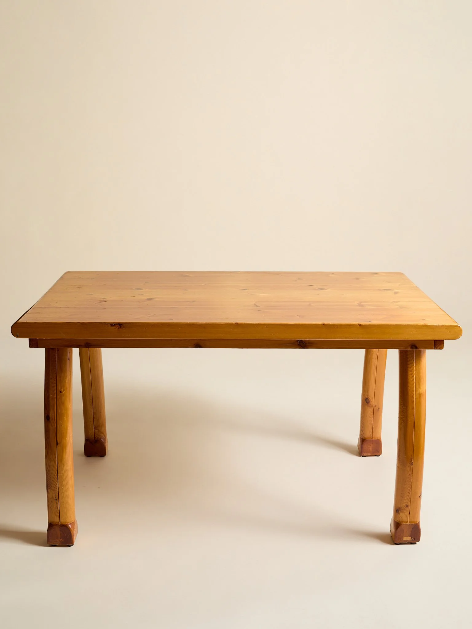 403_TheVintagePineCurvedLegPetiteTable_03.jpg