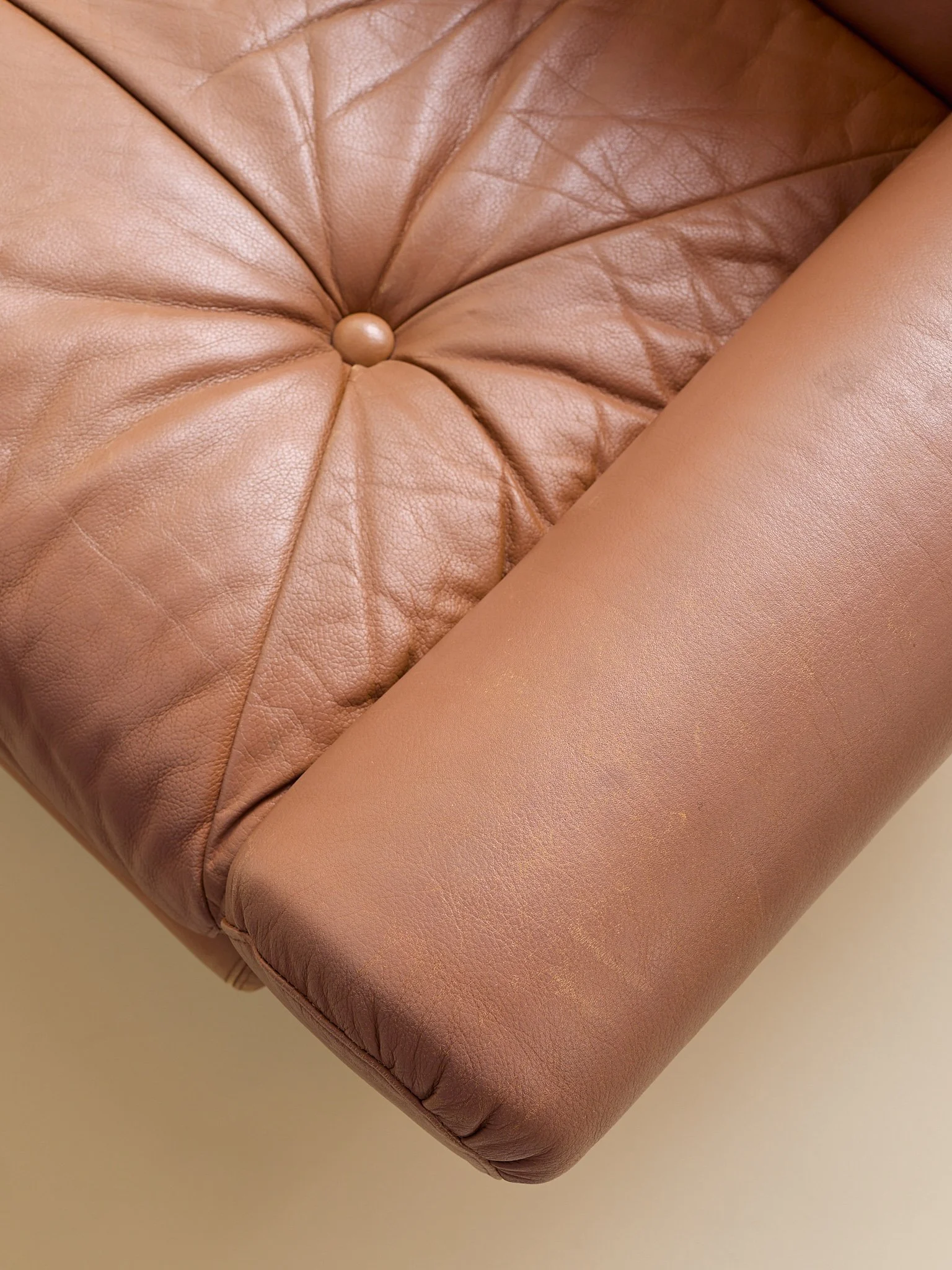 377_TheVintageGeorgThamsDanishLeatherLoungeChairs_15.jpg