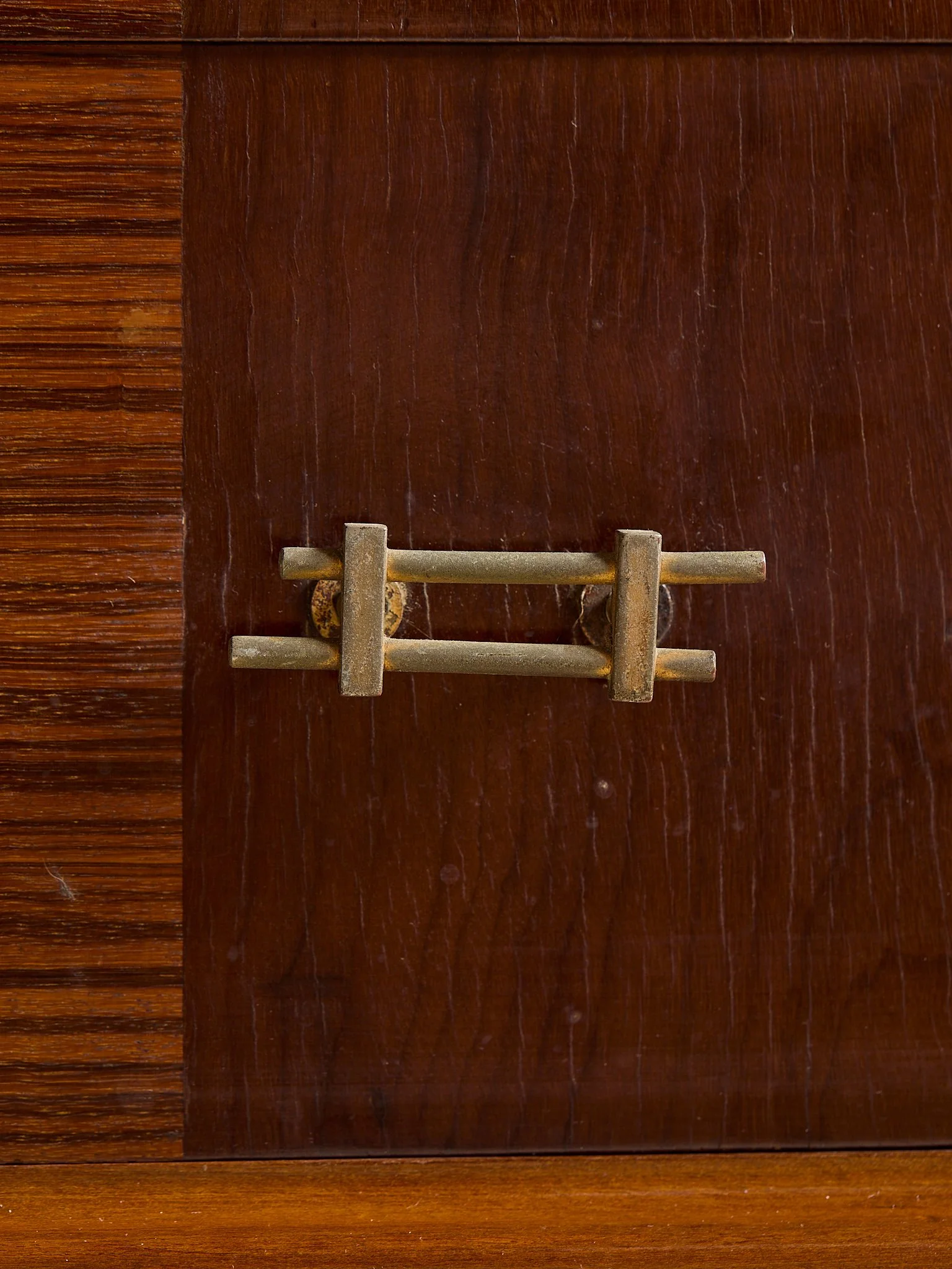 400_TheVintageMahoganyAndRosewoodFourDrawerDresserHavingBrassHardwareC1955_10.jpg